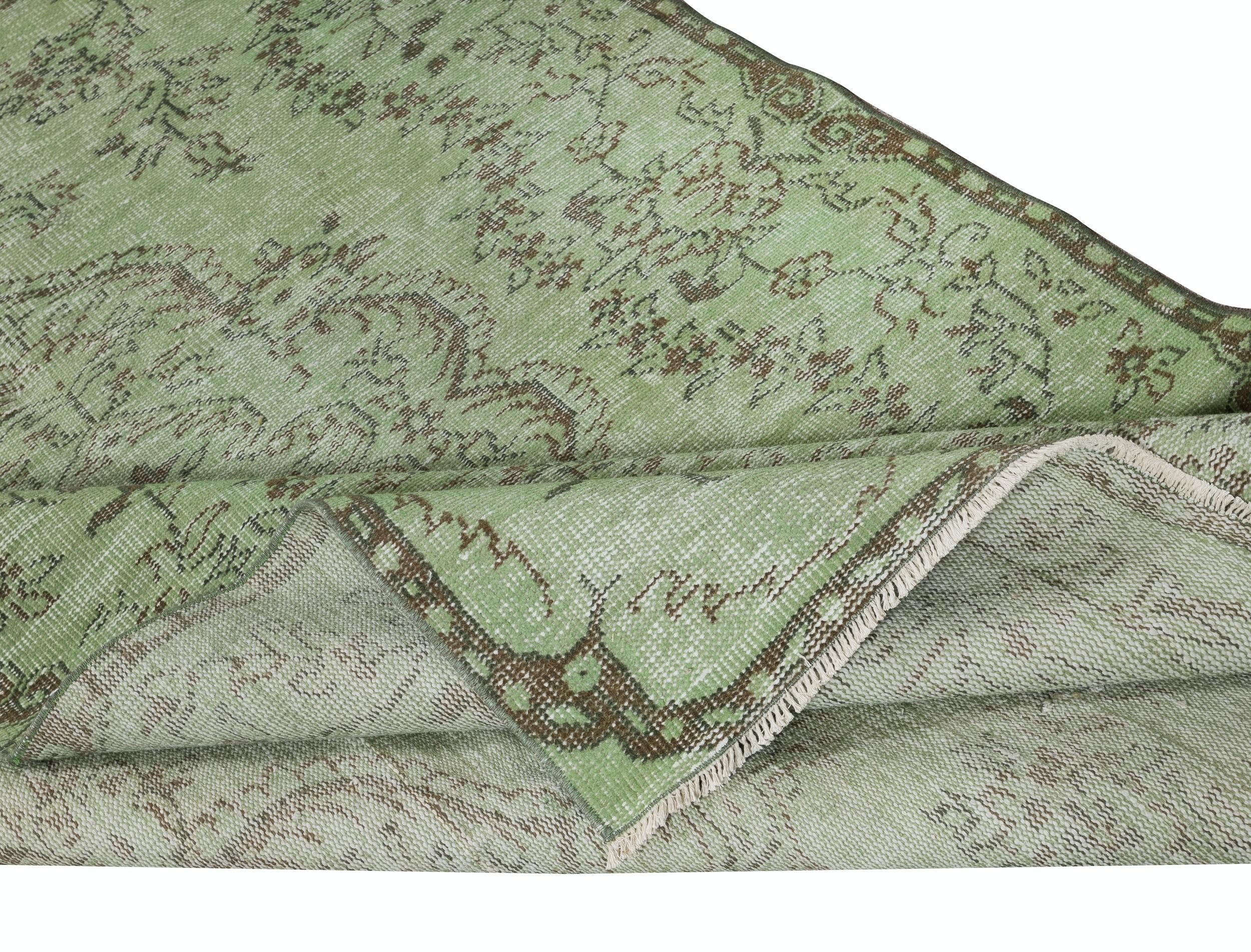 Moderne 5x8.6 Ft Vintage Turkish Area Rug redyed in Green Color pour les intérieurs modernes en vente