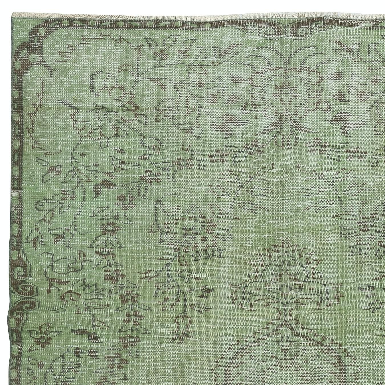Turc 5x8.6 Ft Vintage Turkish Area Rug redyed in Green Color pour les intérieurs modernes en vente