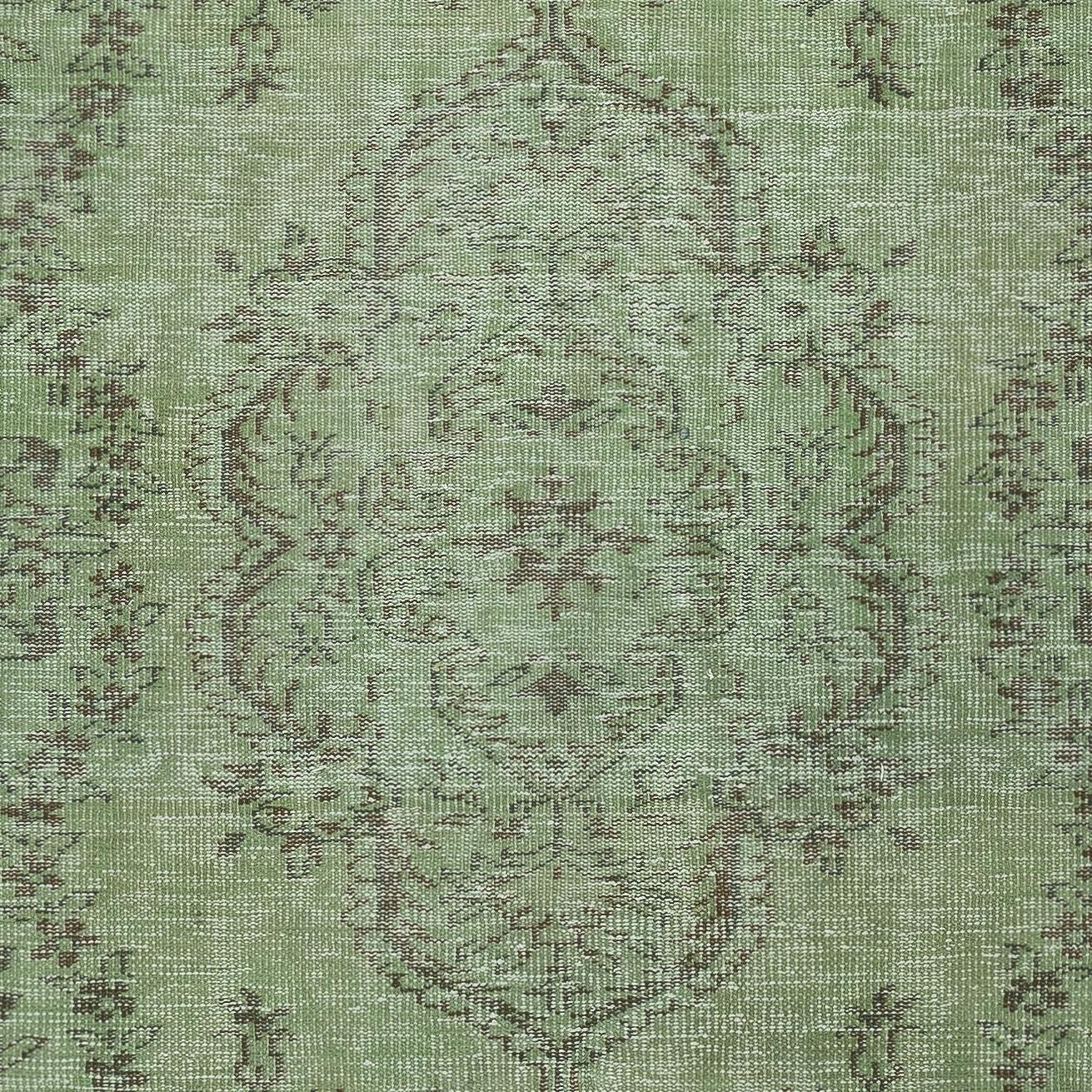 Noué à la main 5x8.6 Ft Vintage Turkish Area Rug redyed in Green Color pour les intérieurs modernes en vente