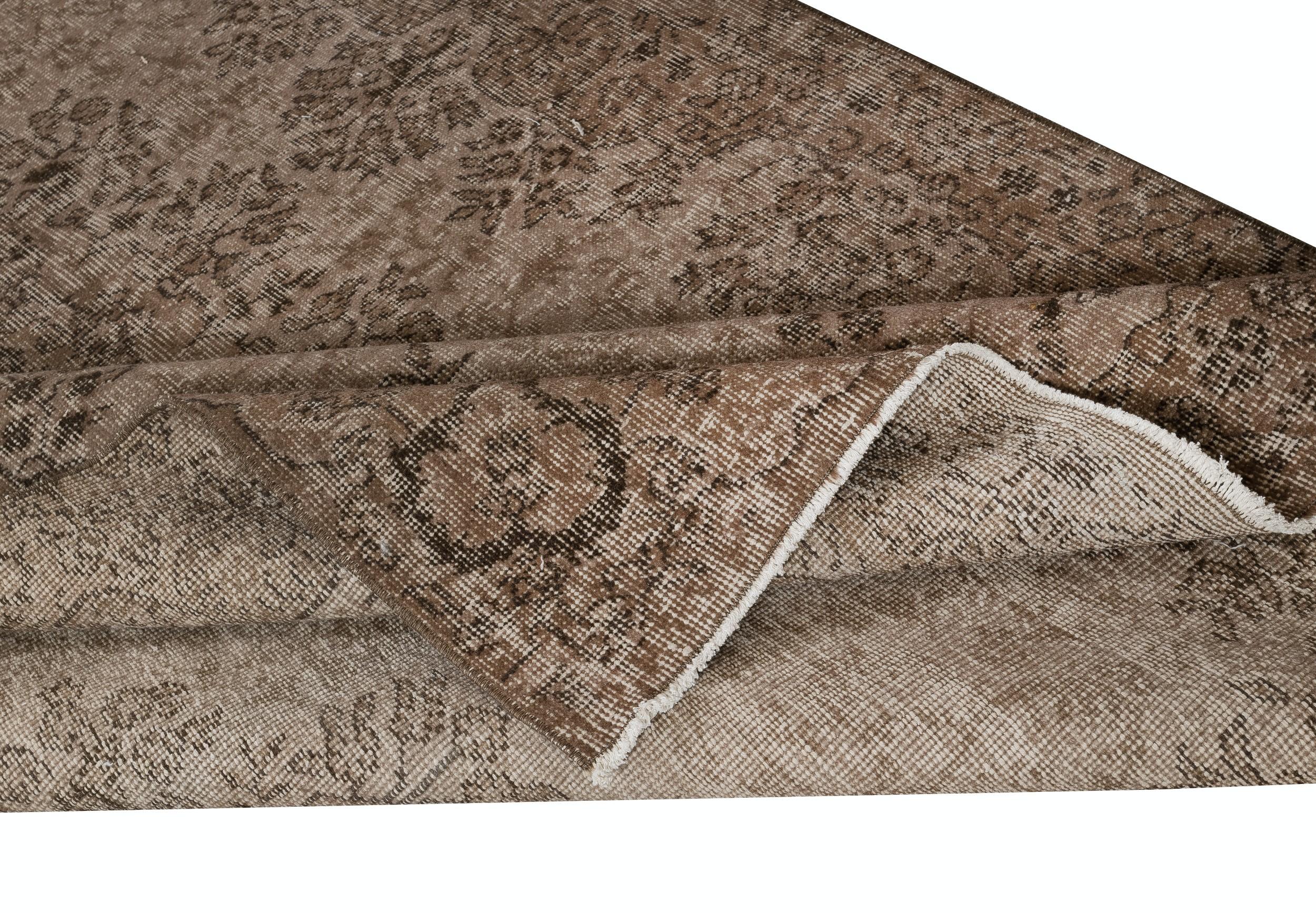 Alfombra de lana contemporánea de 5x8,7 pies en color marrón. Anudado a mano en Turquía Moderno en venta