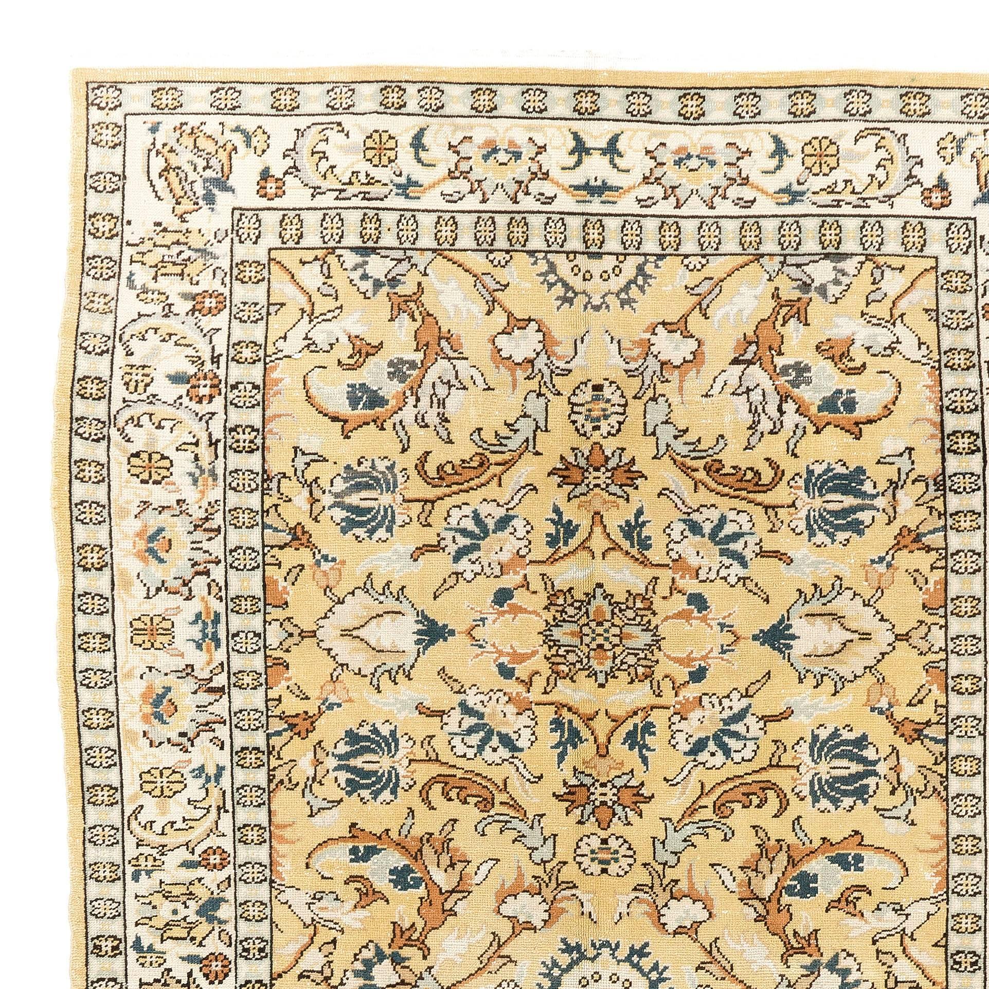 Un tappeto turco vintage finemente annodato a mano degli anni '60 con un disegno floreale. Misure: 5 x 8,7 piedi.
Il tappeto ha un vello di lana basso su una base di cotone. È pesante e si appoggia sul pavimento, in ottime condizioni e senza