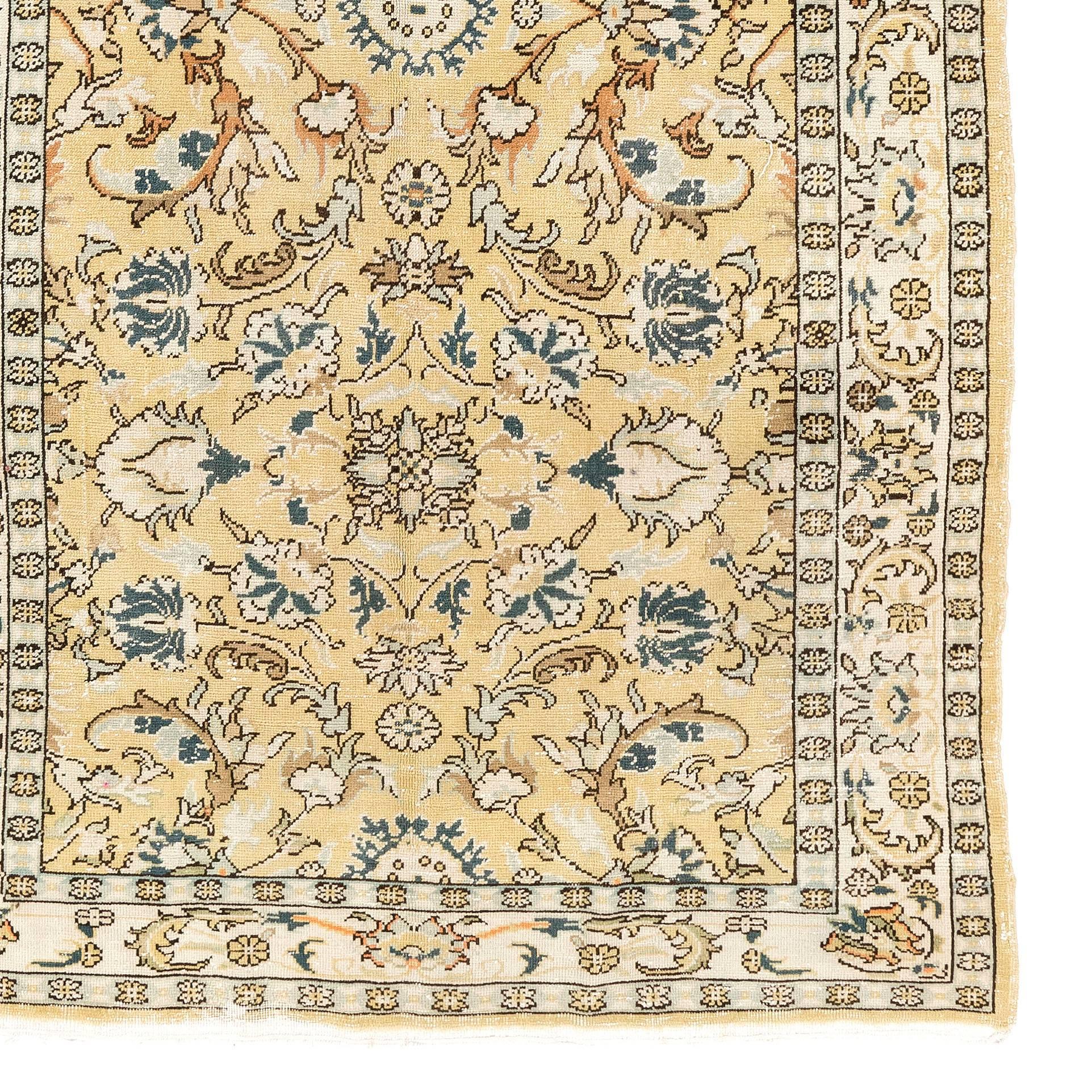 Turco Tappeto vintage Oushak annodato a mano 5x8.7 Ft unico nel suo genere con design floreale in vendita