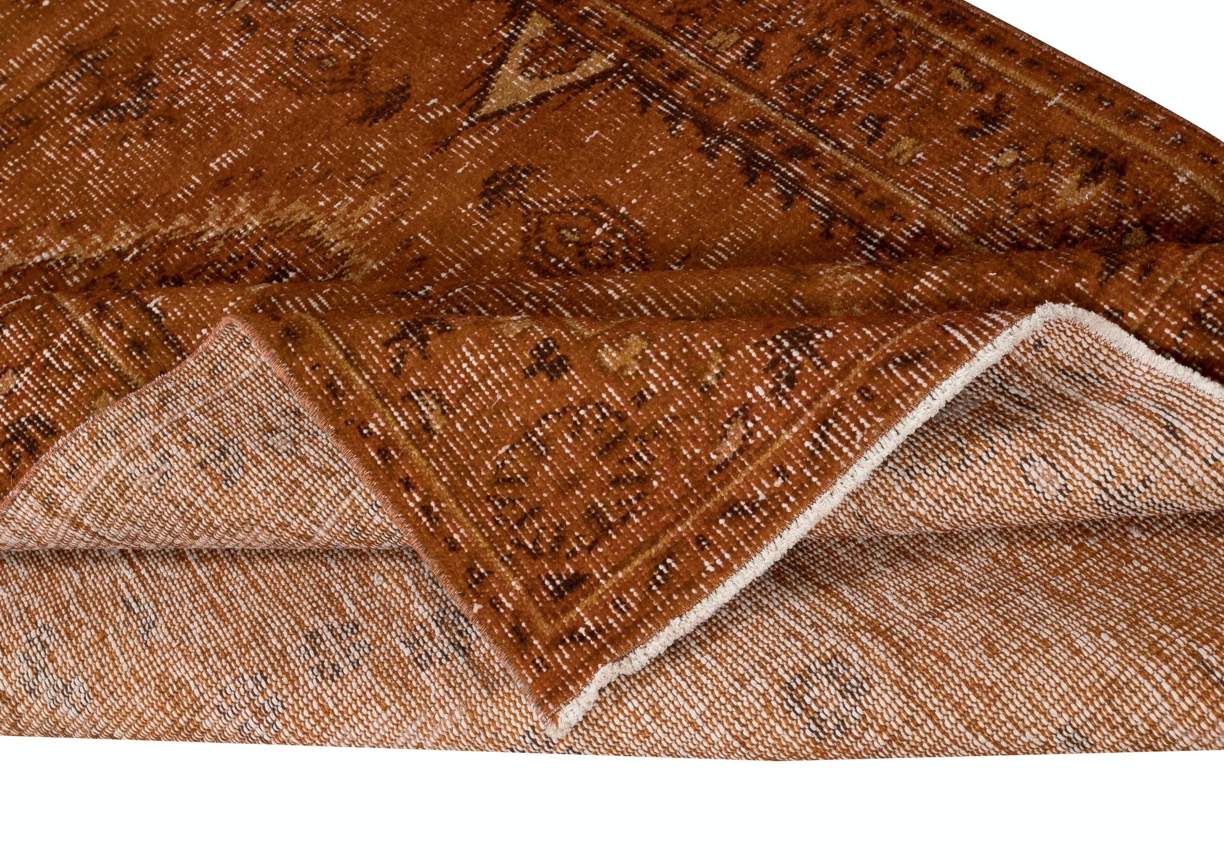 Alfombra Turca Vintage de 5x8,7 pies teñida de Naranja para interiores modernos Moderno en venta