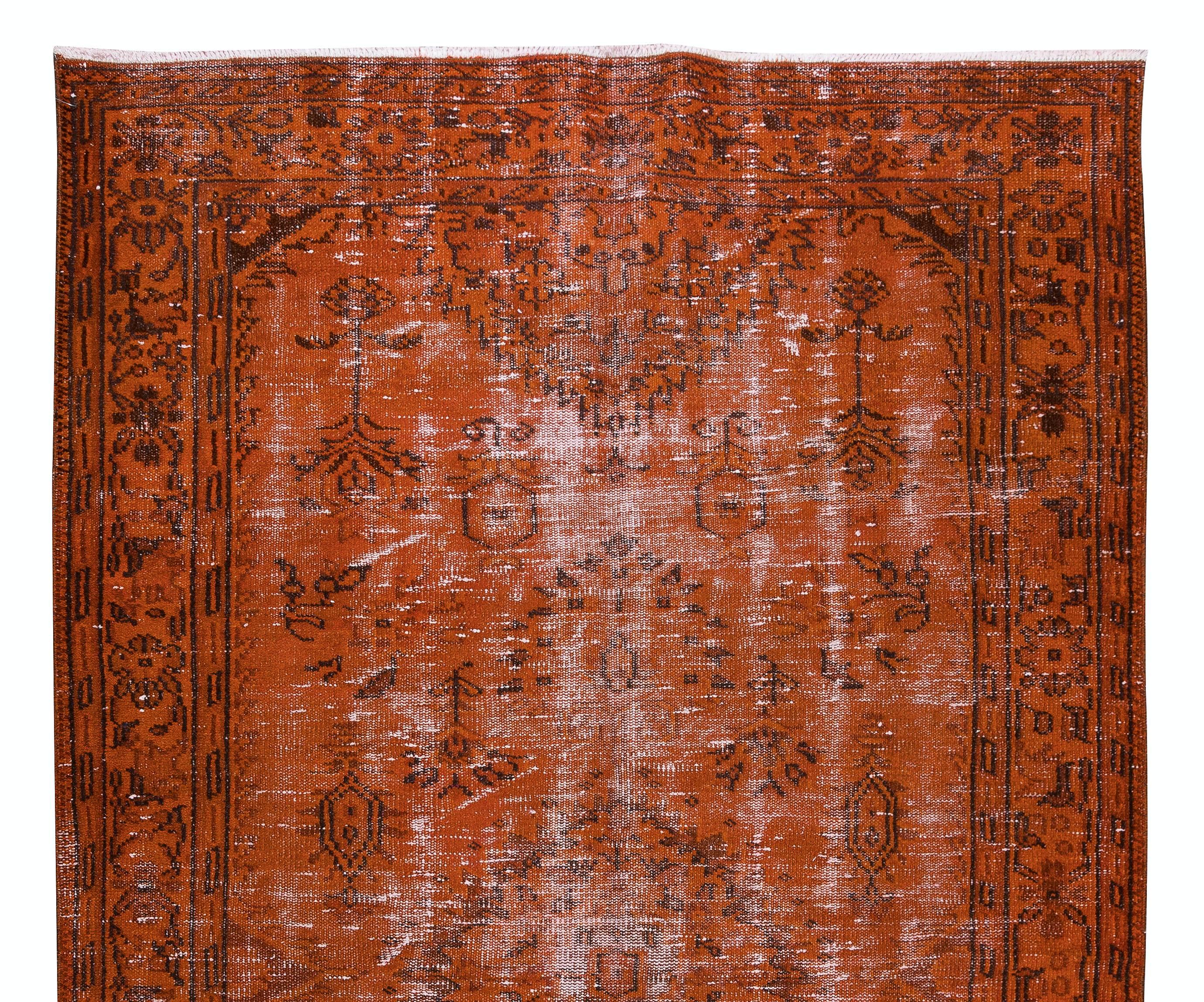 Handgeknüpfter türkischer Over-Dyed-Teppich in Orange für zeitgenössische Inneneinrichtung (Türkisch) im Angebot