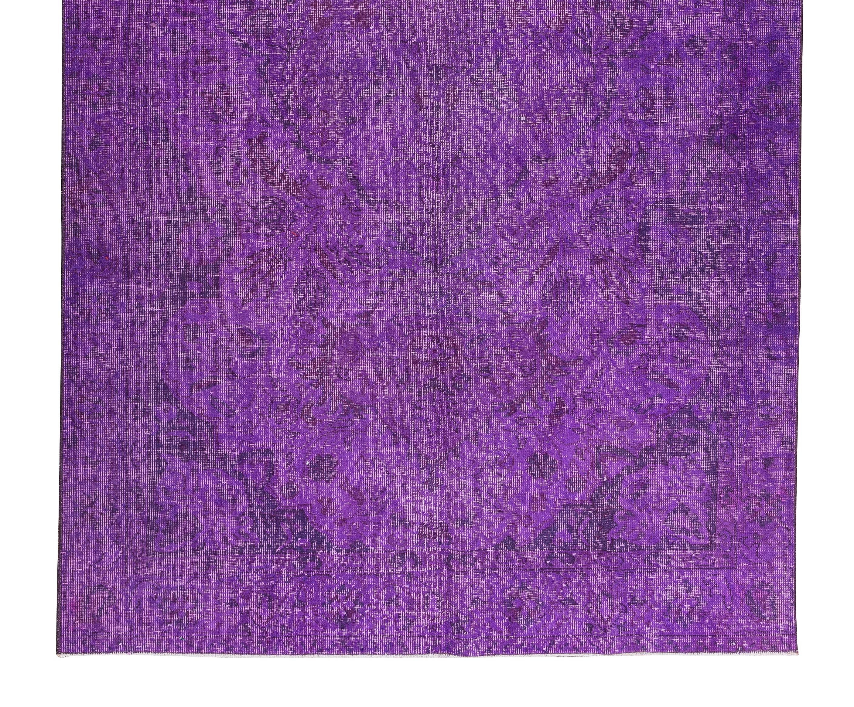 Turc 5x8.8 Ft Handmade Turkish Rug Over-Dyed in Purple, Modern Solid Pattern Carpet (tapis à motifs solides) en vente