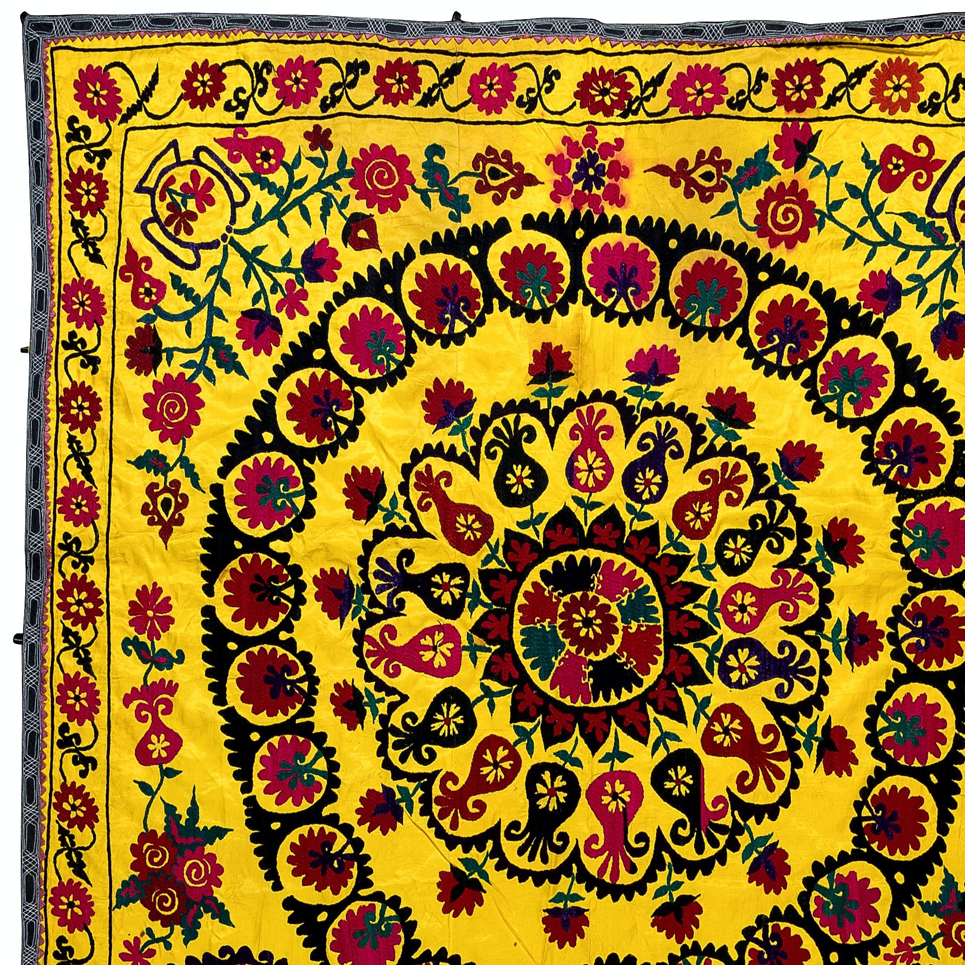 Suzani, terme d'Asie centrale désignant un type spécifique de travaux d'aiguille, est également le nom plus général des pièces textiles décoratives extrêmement populaires qui présentent ces travaux d'aiguille dans des couleurs vives avec des motifs