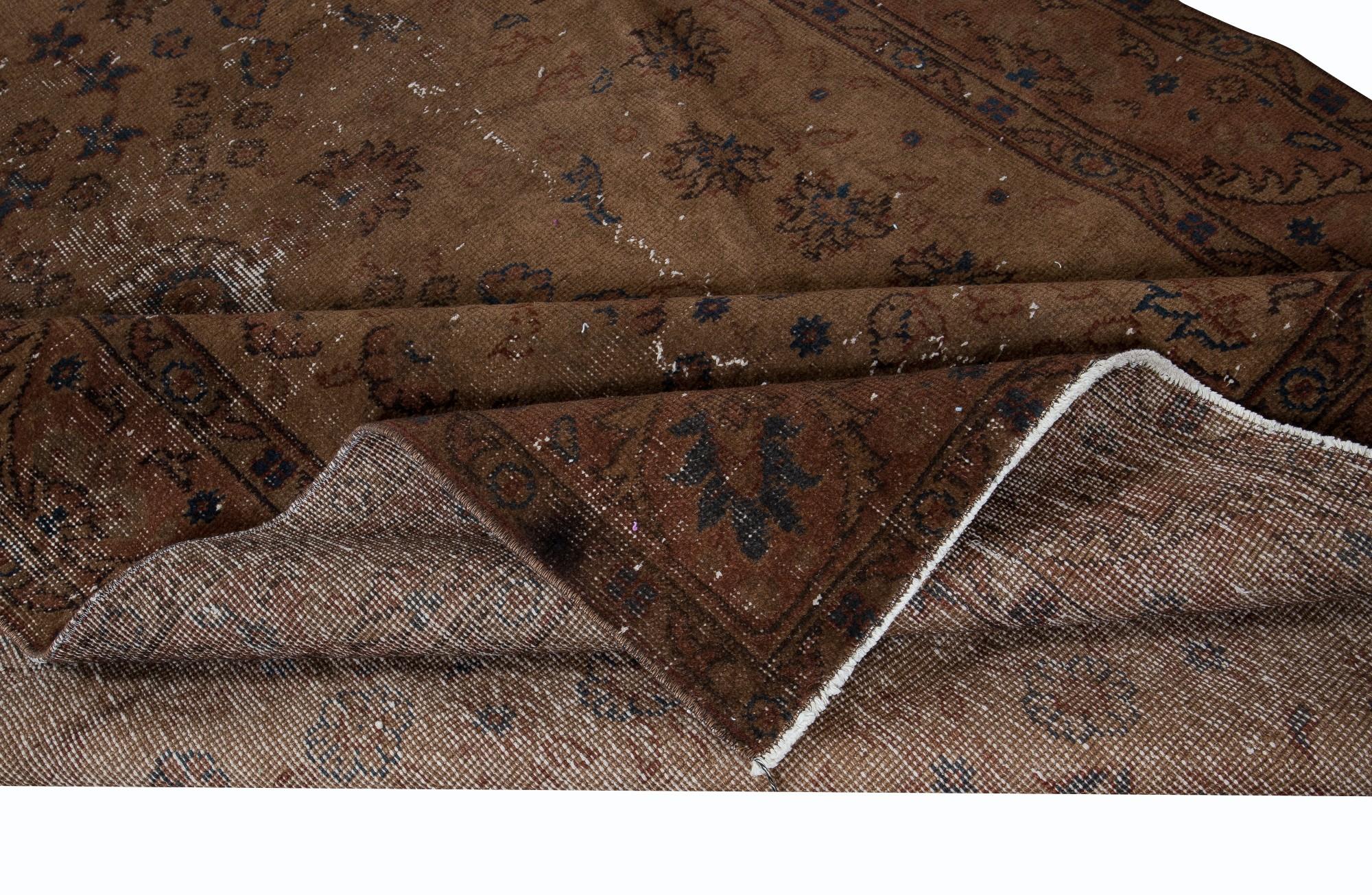 Nos tapis surteints sont tous des pièces vintage nouées à la main qui sont recréées dans notre atelier pour répondre à un plus large éventail de choix de décoration intérieure, du moderne au côtier, de l'industriel au rustique/cottage. Ces tapis