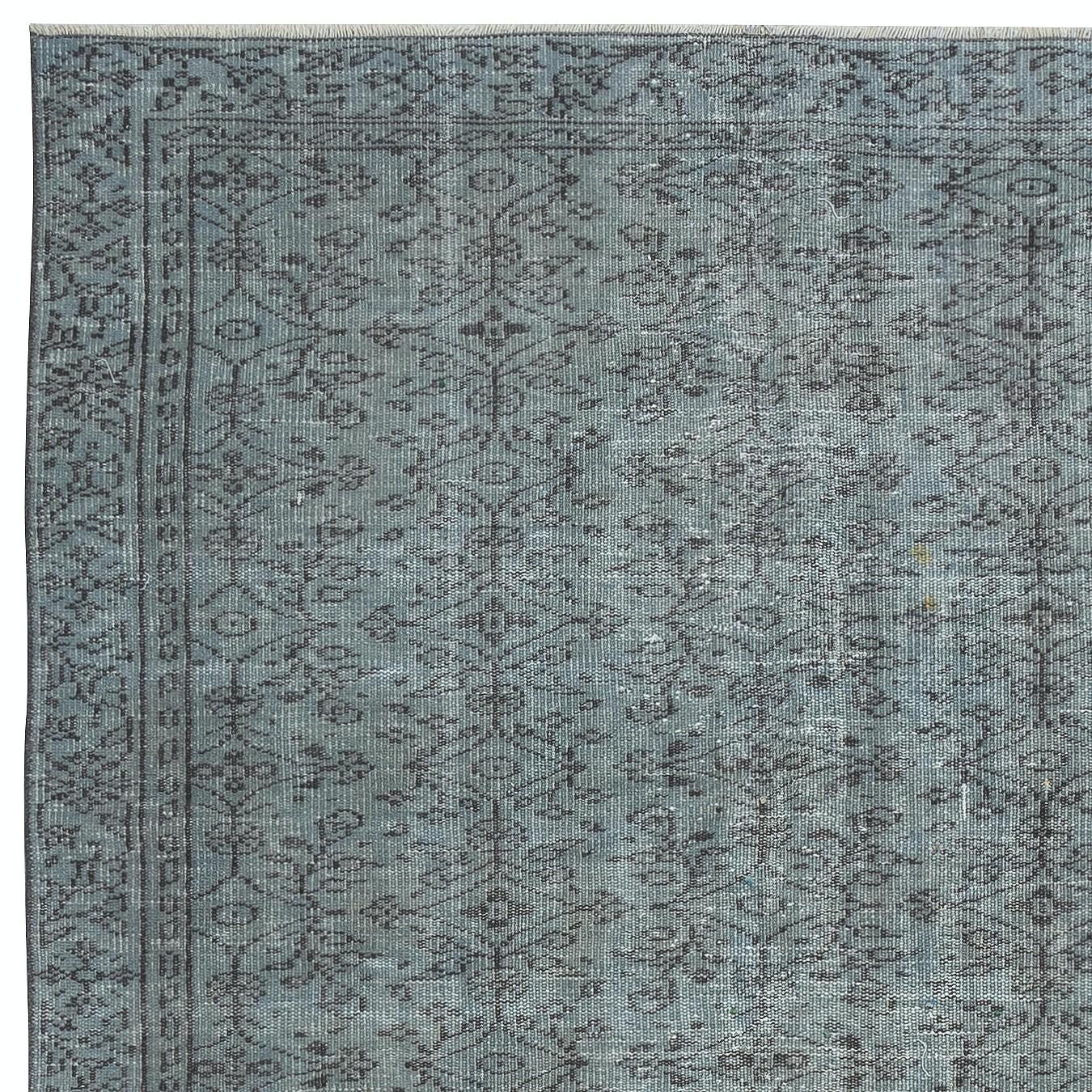 5x9 Ft Modern Blue Color Handmade Turkish Wool Area Rug with Flower Design In Good Condition For Sale In Spring Valley, NY