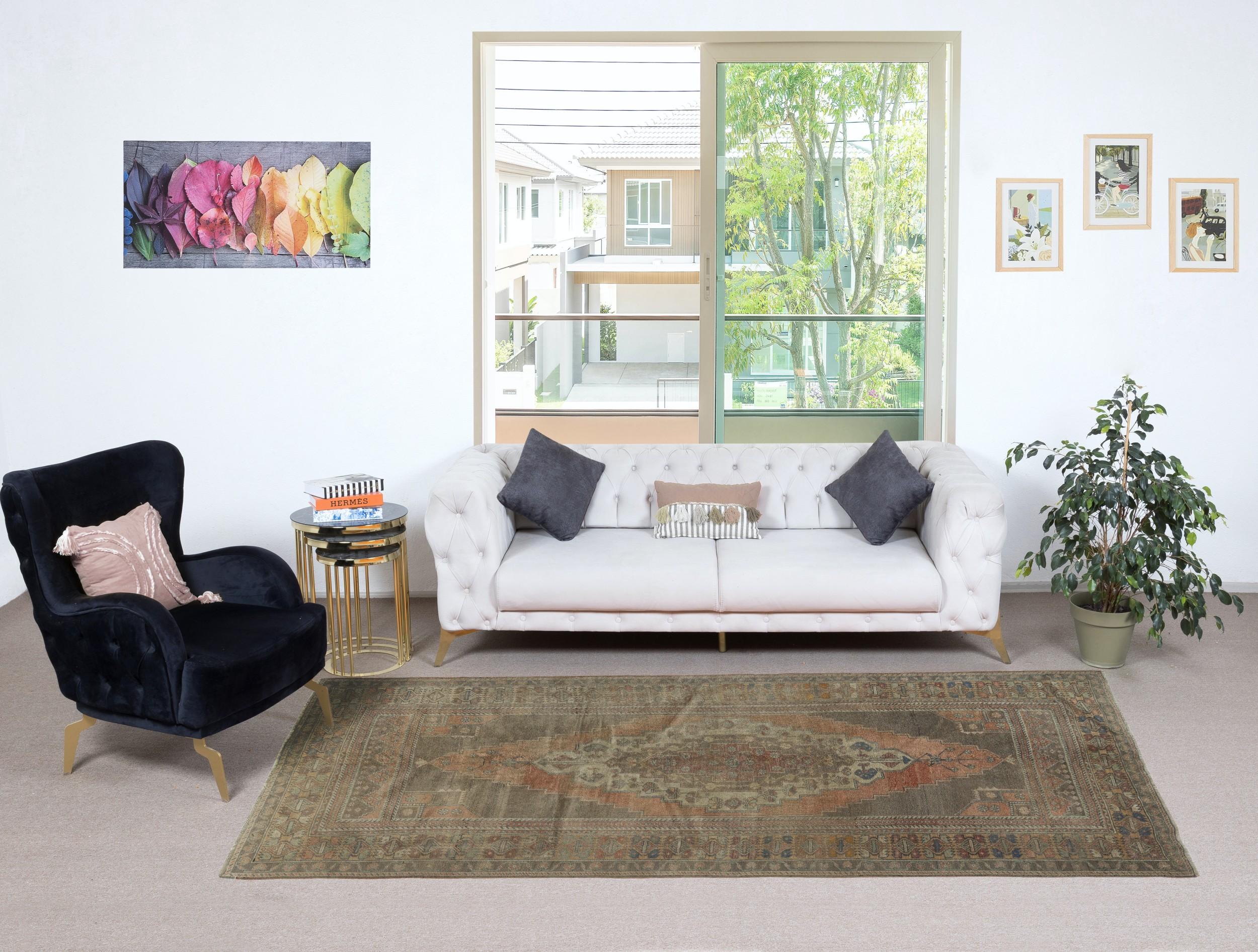 Verleihen Sie Ihrem Zuhause einen Hauch zeitloser Eleganz mit diesem traditionellen, handgeknüpften türkischen Teppich im Vintage-Stil, der aus 100 % hochwertiger Wolle gefertigt ist. Dieses exquisite Stück fängt die Essenz der traditionellen
