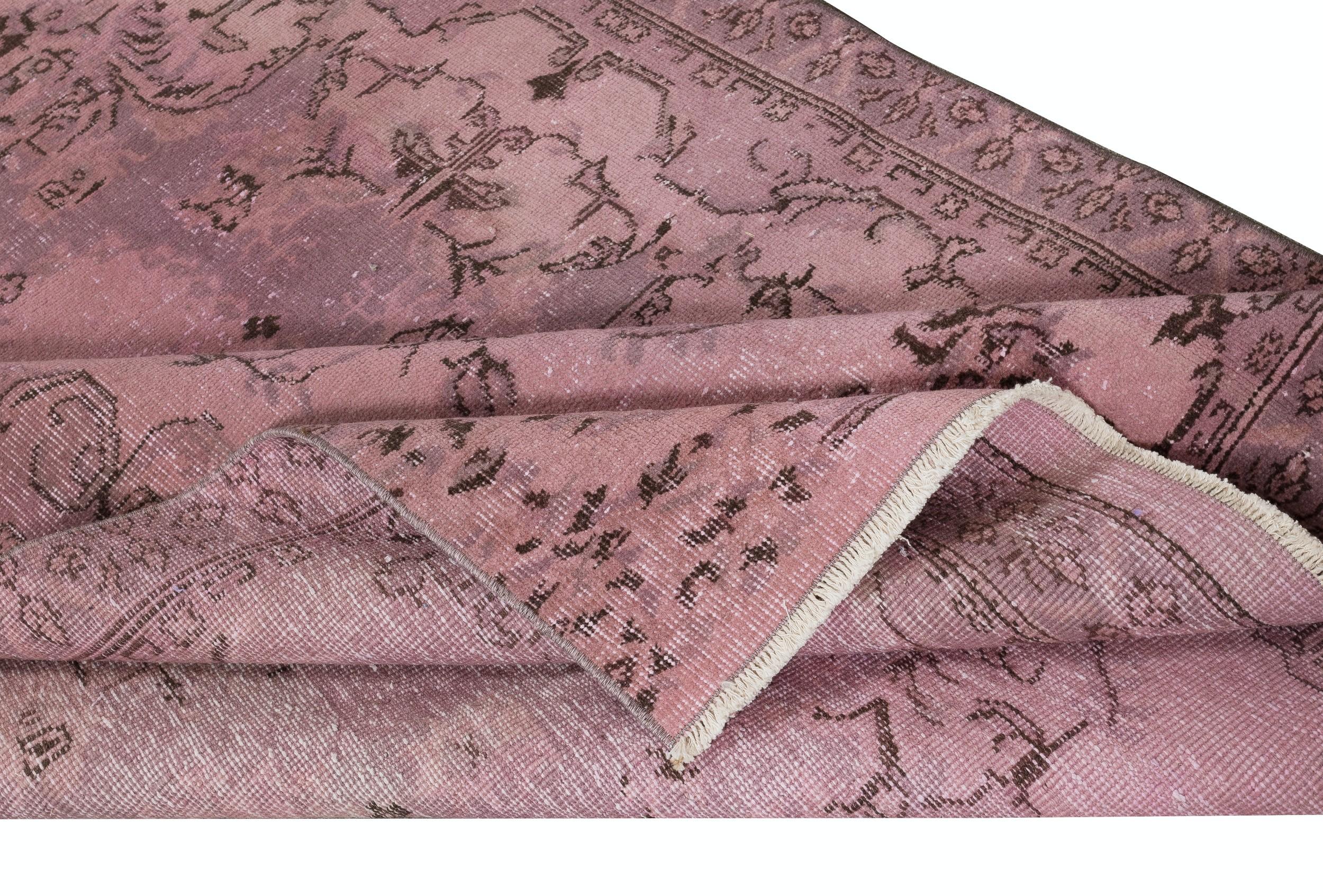 Moderne 5x9 Ft Tapis turc vintage fait à la main et teint en rose pour les intérieurs modernes en vente