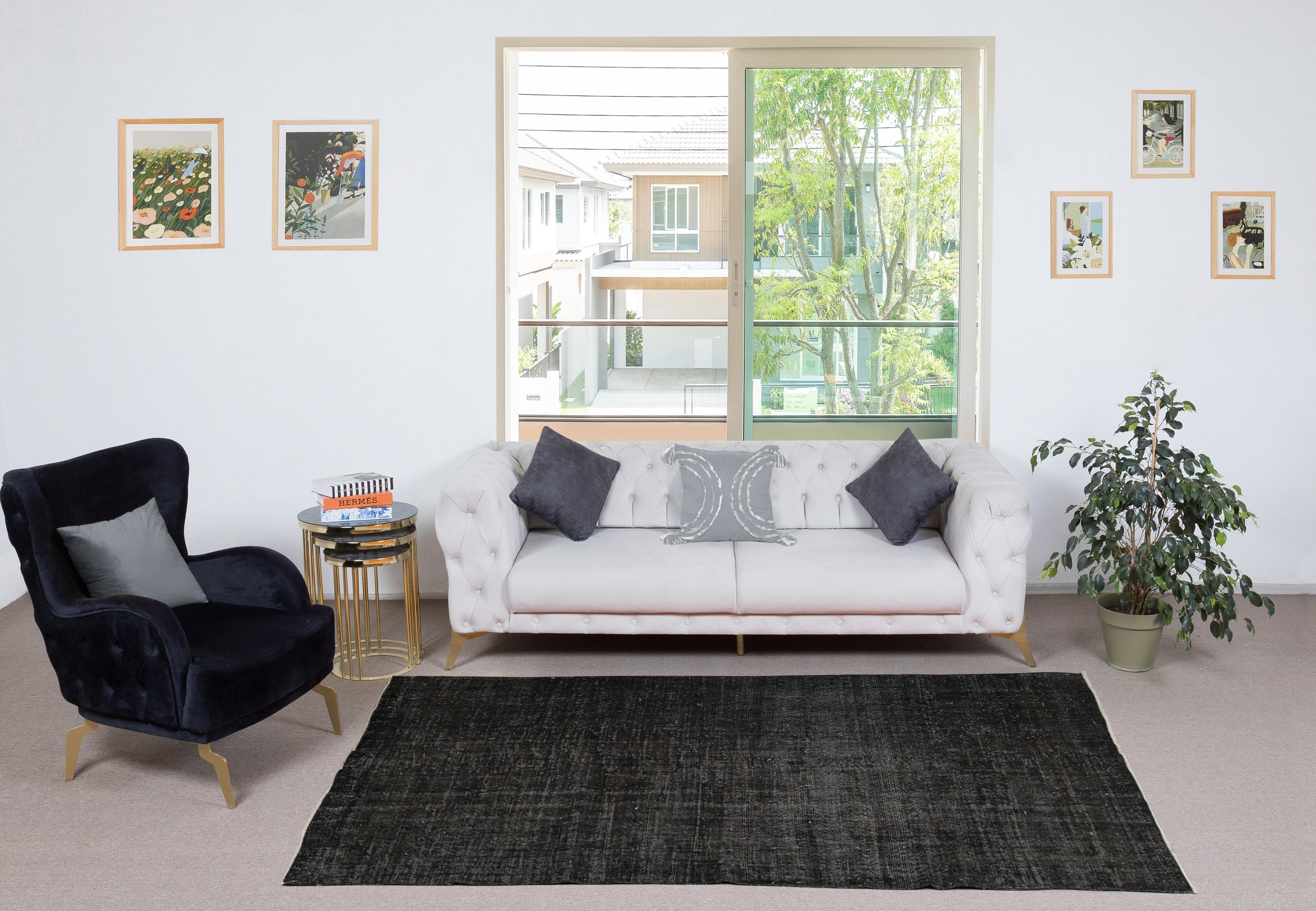 I nostri tappeti sovratinti sono tutti tappeti turchi vintage annodati a mano, accuratamente restaurati e reimmaginati nel nostro laboratorio per adattarsi a un'ampia gamma di stili di arredamento, da quello moderno e minimalista a quello costiero,