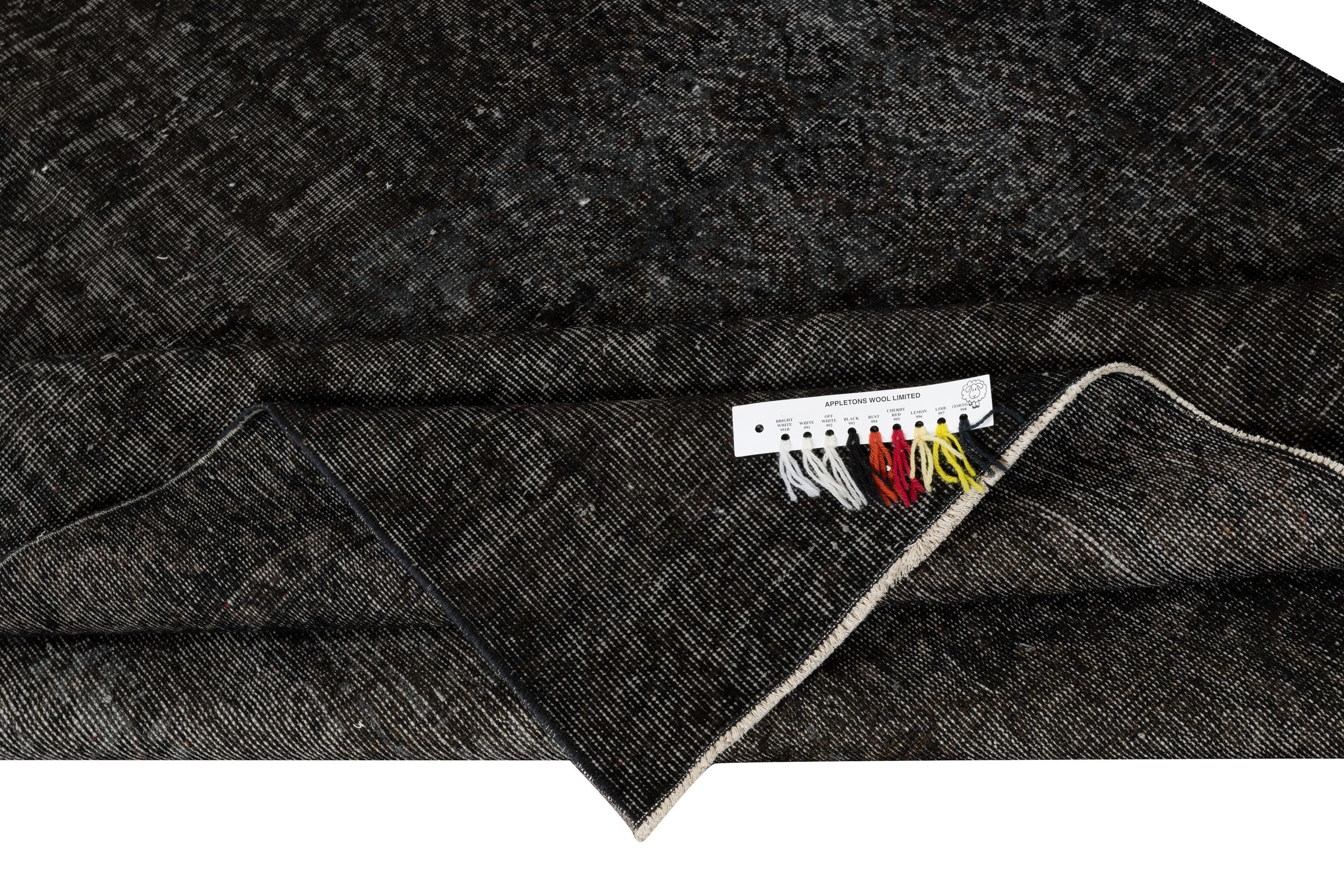 Moderno Tappeto vintage per l'area turca fatto a mano di 5x9 piedi, sovratinto in nero per interni moderni in vendita