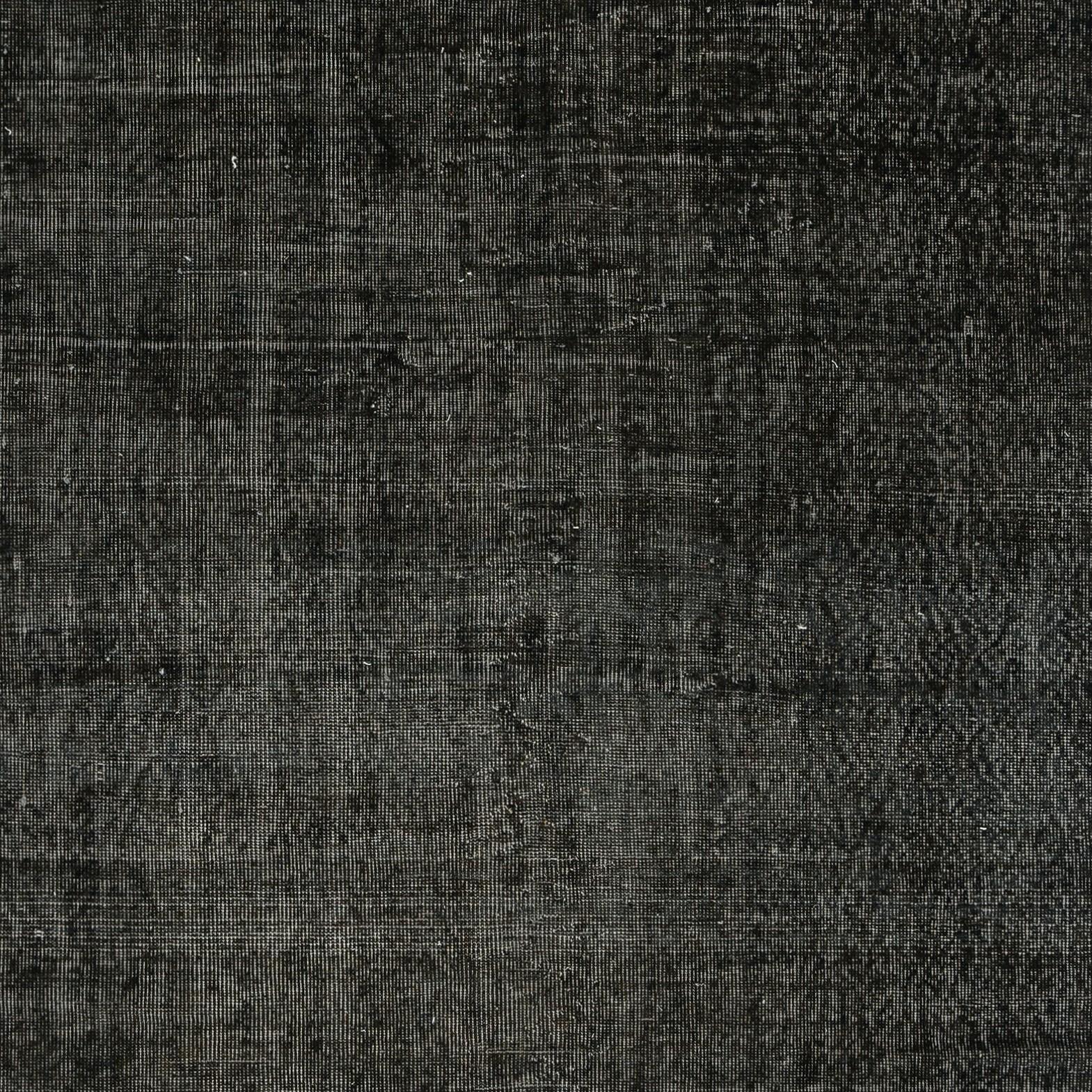 Turco Tappeto vintage per l'area turca fatto a mano di 5x9 piedi, sovratinto in nero per interni moderni in vendita