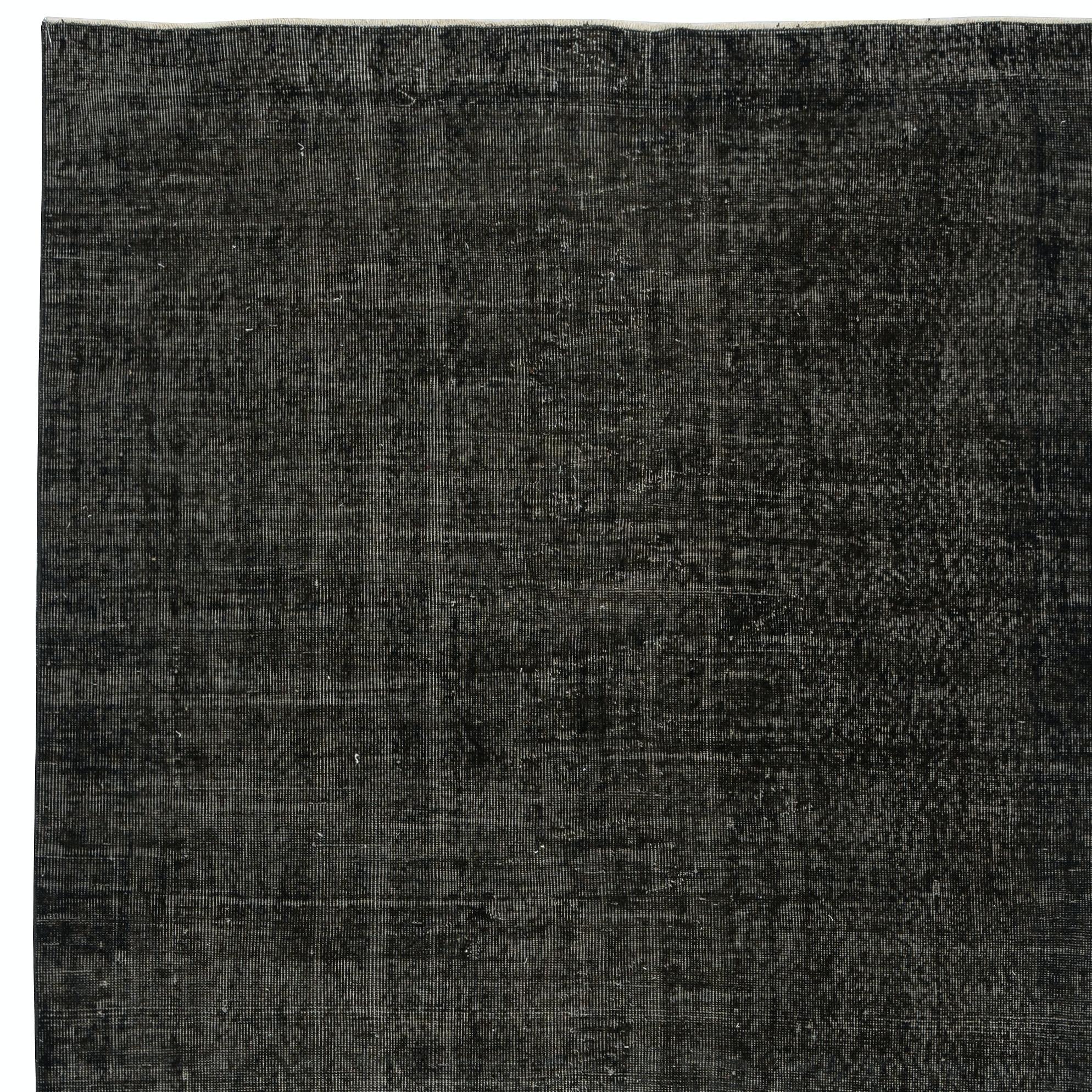 Annodato a mano Tappeto vintage per l'area turca fatto a mano di 5x9 piedi, sovratinto in nero per interni moderni in vendita