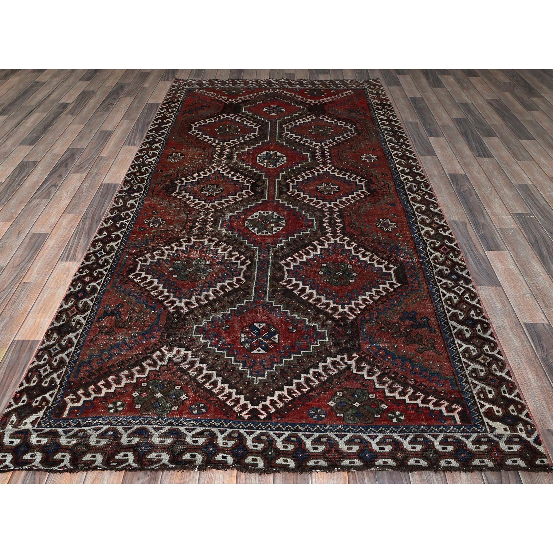 Ziegelrot, Vintage Persisch Shiraz mit geometrischem Design, abgenutzt und beschädigt, niedrig geschoren, kein Flor, Seiten und Enden professionell gesichert, handgeknüpft, reine Wolle, breiter Läufer, Orientteppich
Primäre MATERIALIEN: Wolle
Latex: