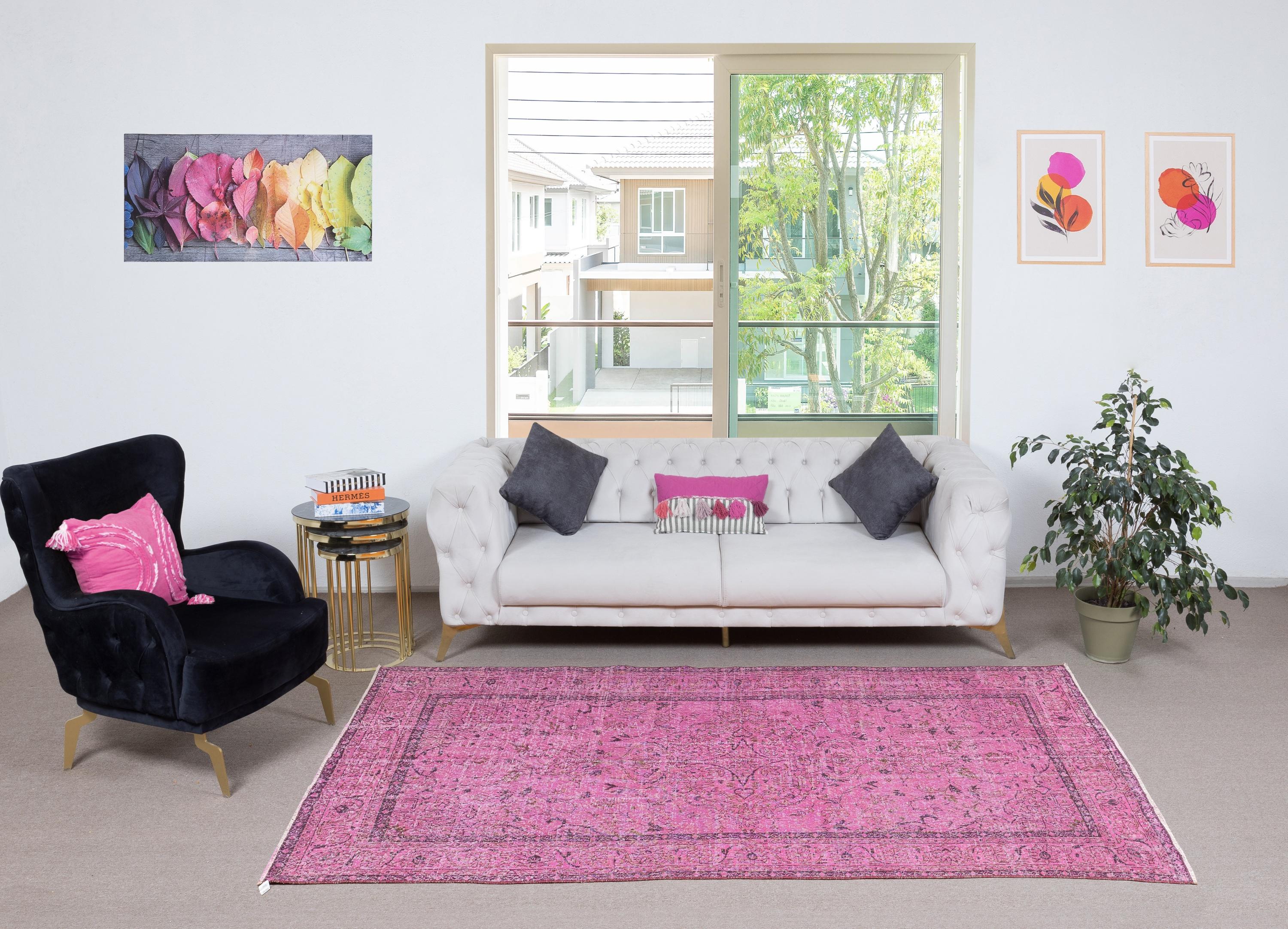 I nostri tappeti sovratinti sono tutti tappeti turchi vintage annodati a mano, accuratamente restaurati e reimmaginati nel nostro laboratorio per adattarsi a un'ampia gamma di stili di arredamento, da quello moderno e minimalista a quello costiero,