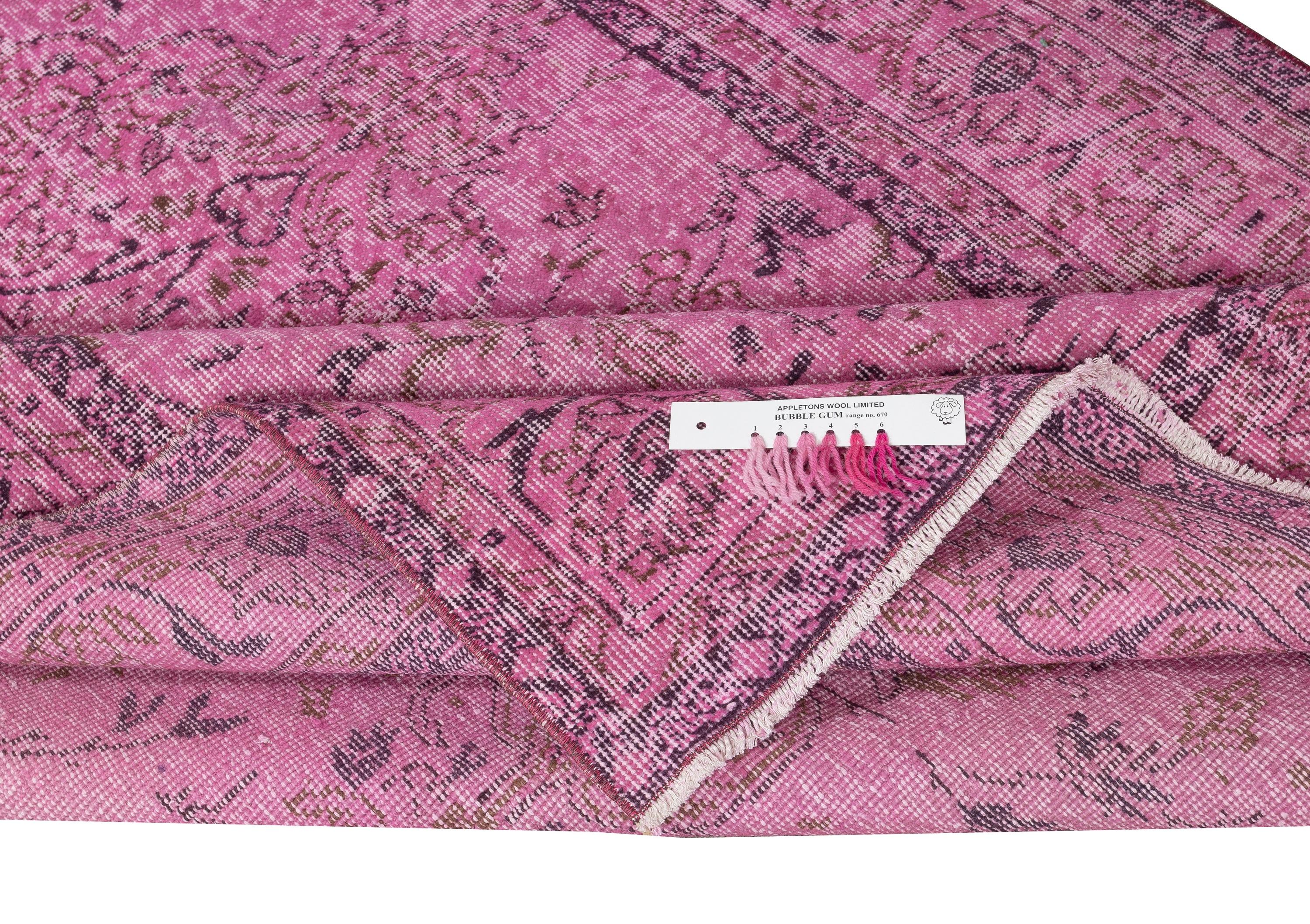 Moderno Tappeto turco vintage annodato a mano 5x9,2 Ft e sovratinto in rosa per interni moderni in vendita