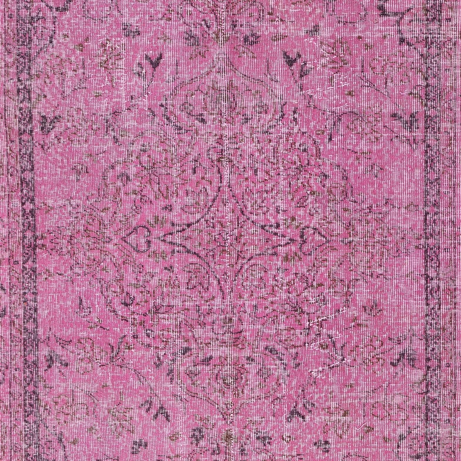 Turco Tappeto turco vintage annodato a mano 5x9,2 Ft e sovratinto in rosa per interni moderni in vendita