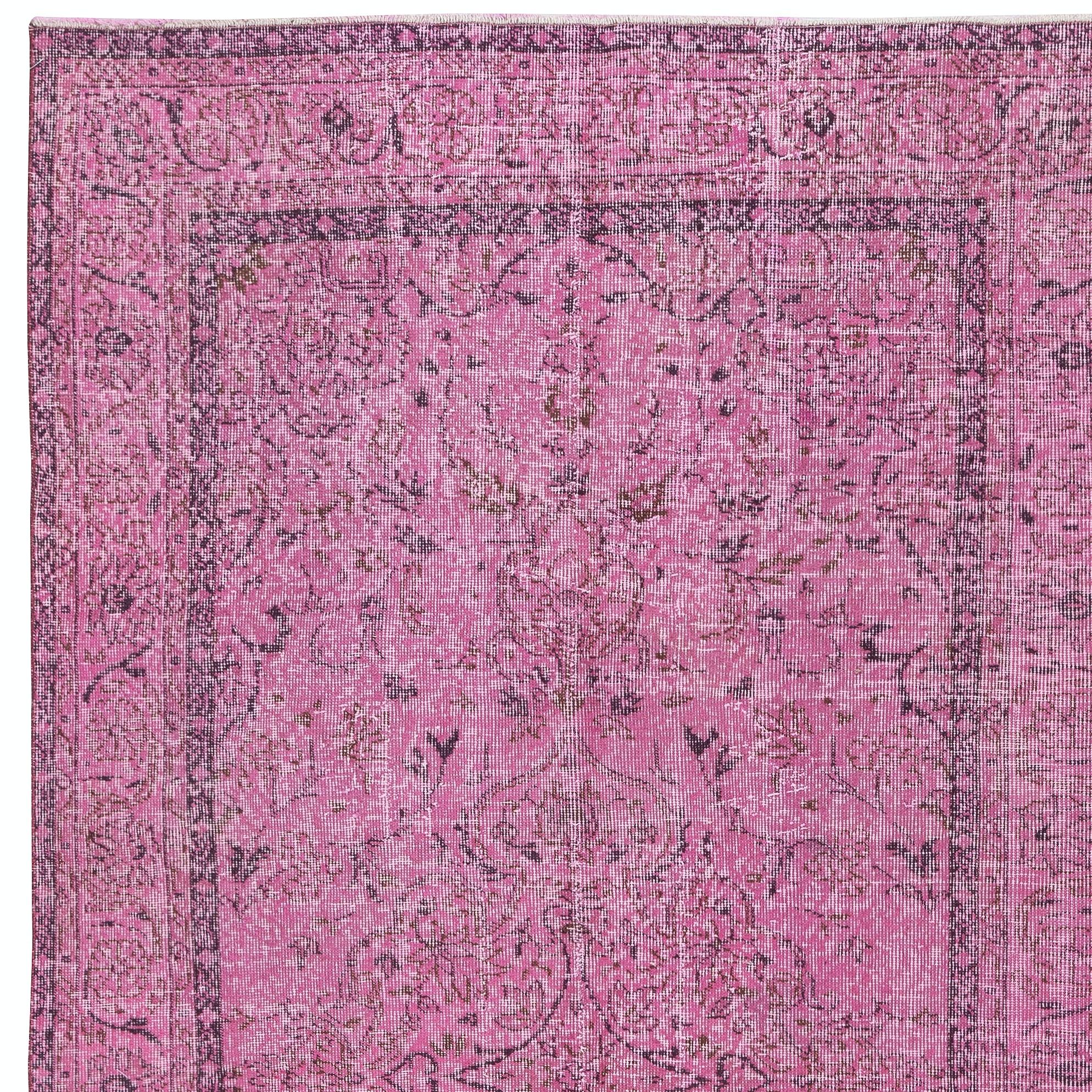 Annodato a mano Tappeto turco vintage annodato a mano 5x9,2 Ft e sovratinto in rosa per interni moderni in vendita