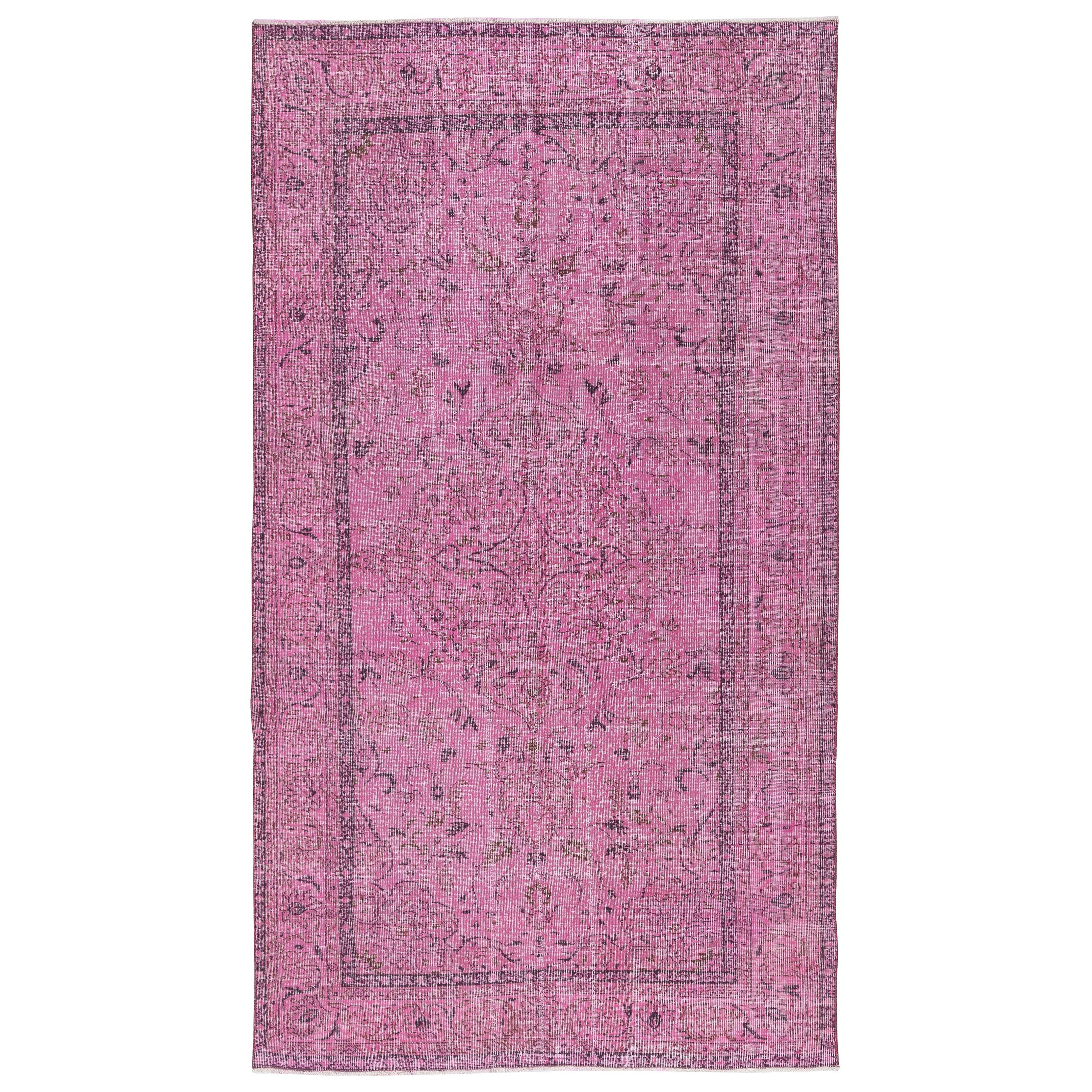 Tappeto turco vintage annodato a mano 5x9,2 Ft e sovratinto in rosa per interni moderni