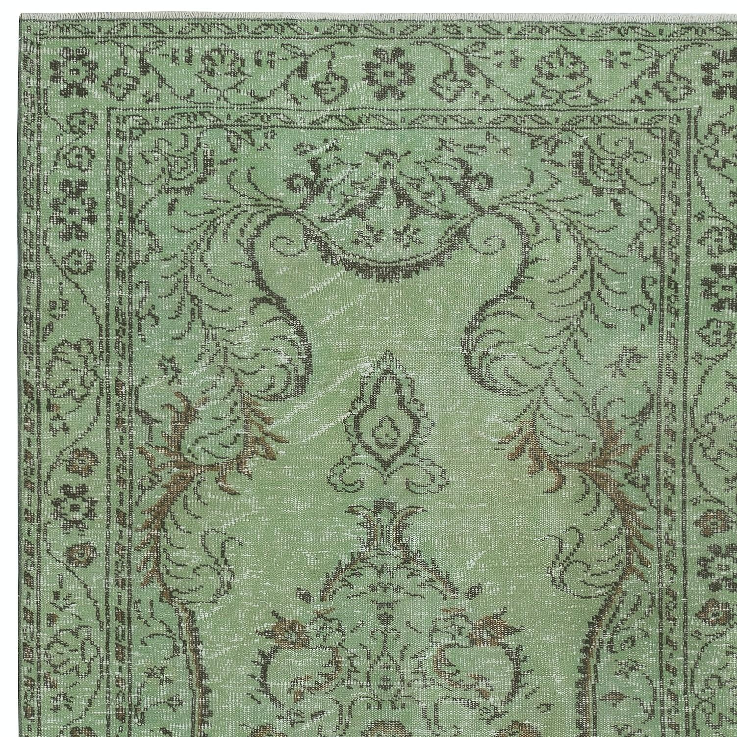 5x9.3 Ft Contemporary Hand-Knotted Turkish Wool Area Rug in Green Color In Good Condition For Sale In Spring Valley, NY