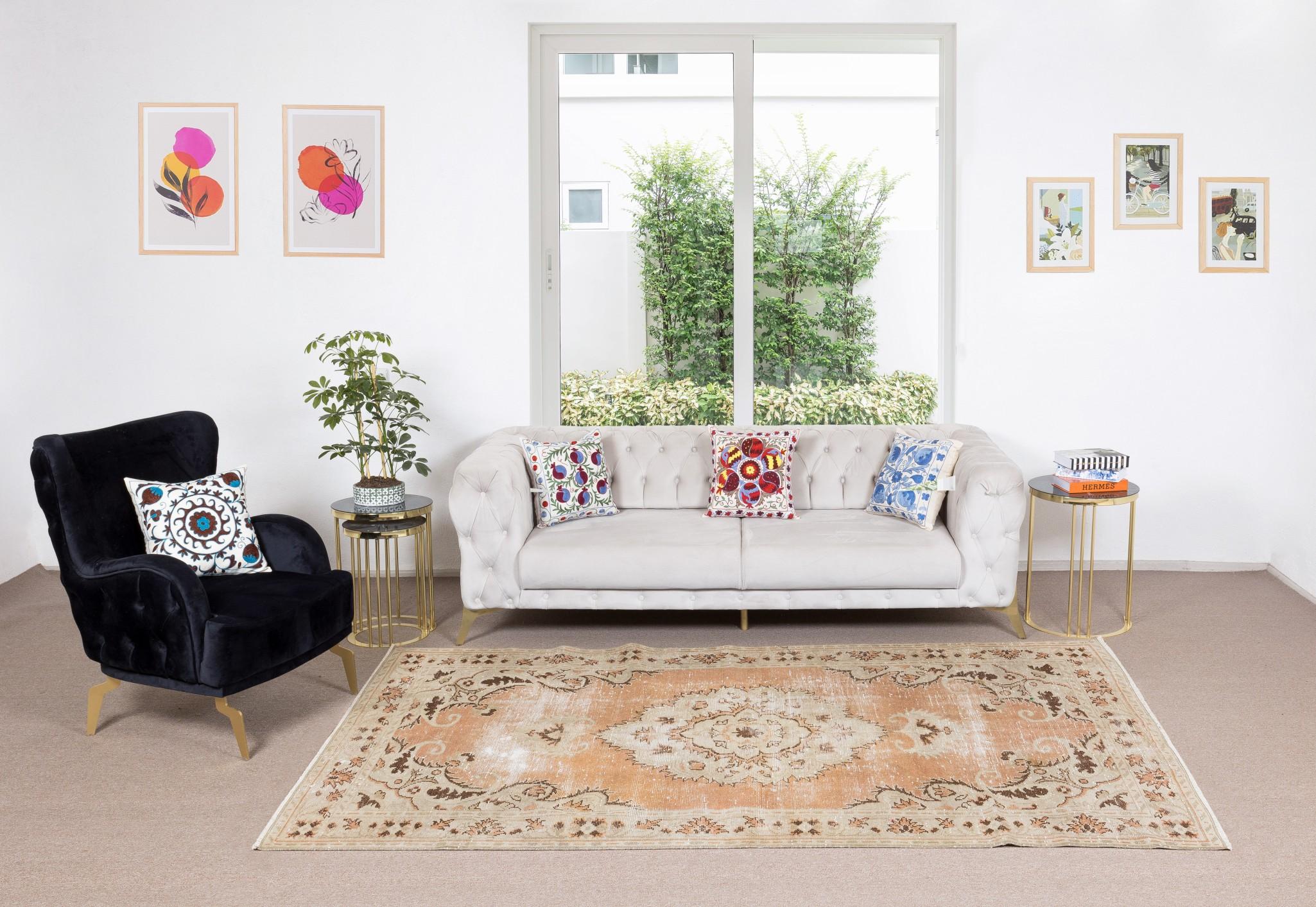Nos tapis délavés par le soleil sont tous des pièces uniques, nouées à la main, datant de 50 à 70 ans. Chacun d'entre eux présente une esthétique artisanale singulière, inspirée des traditions séculaires de tissage de tapis turcs. Ces tapis sont