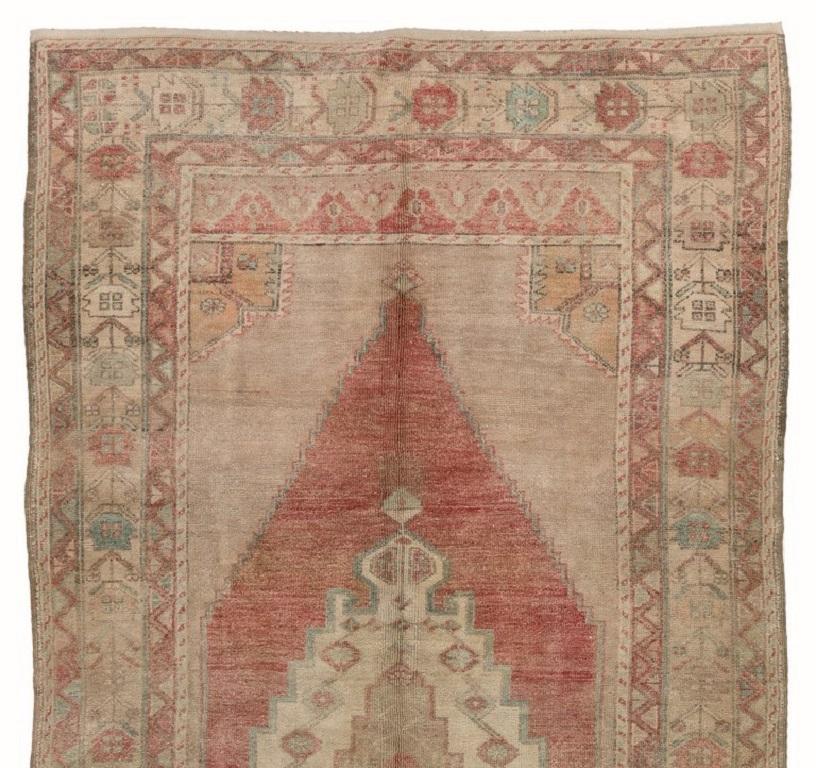 Alfombra turca vintage de la década de 1960, finamente anudada a mano, con un diseño geométrico en medallón. La alfombra está hecha de pelo de lana medio sobre base de lana. Es pesada y queda plana en el suelo, en muy buen estado y sin problemas. Ha