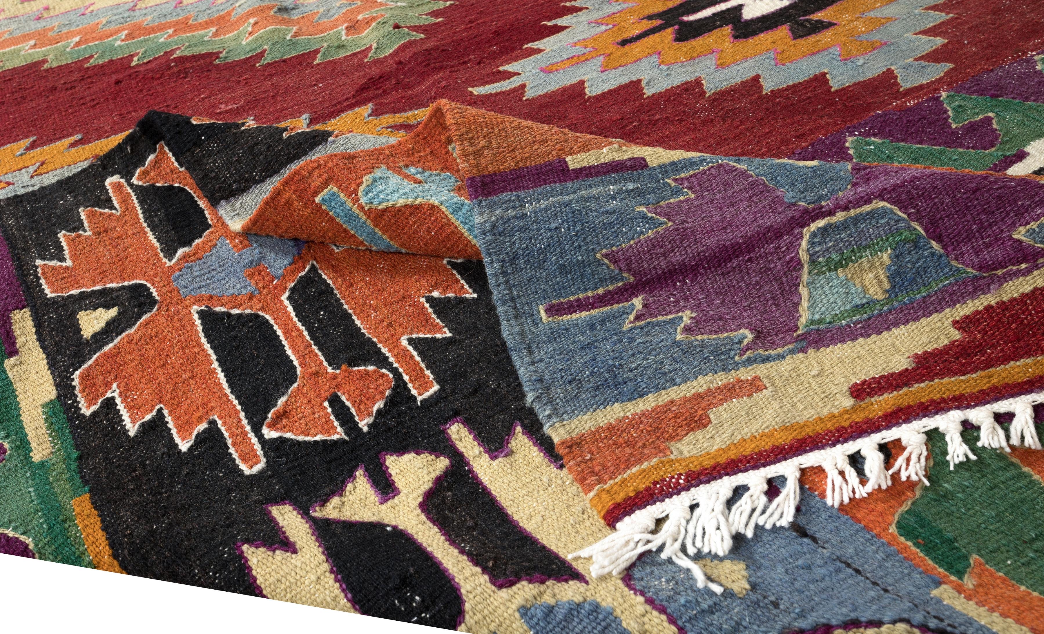 Dieser authentische handgewebte Teppich wurde von den Dorfbewohnern in Zentralanatolien verwendet. 100% Bio-Wolle. 
Guter Zustand und professionell gereinigt.
Ideal für private und gewerbliche Innenräume.
Wir können auf Wunsch ein passendes Pad für