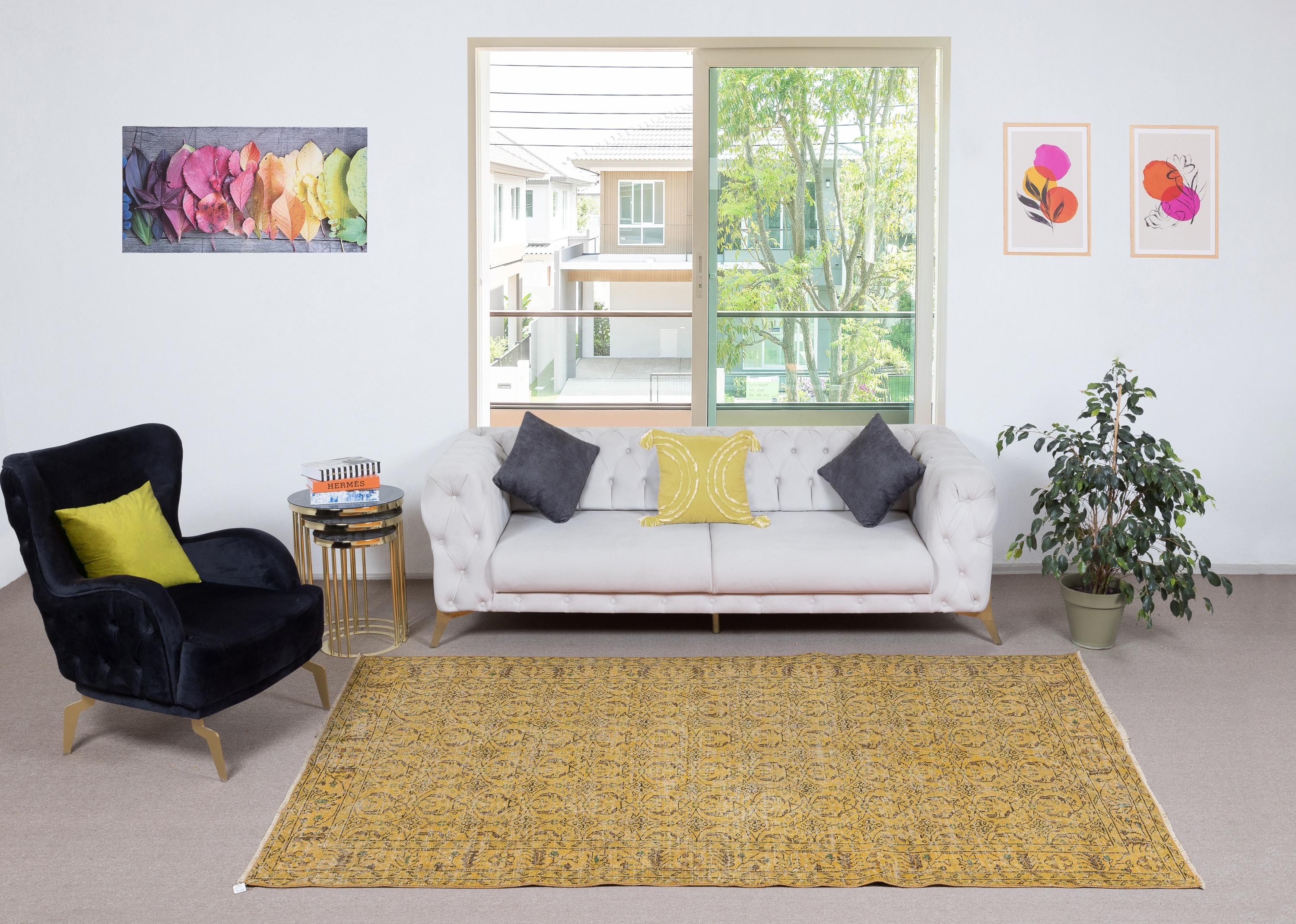 Unsere gefärbten Teppiche sind allesamt handgeknüpfte türkische Vintage-Teppiche, die in unserer Werkstatt sorgfältig restauriert und neu gestaltet wurden, damit sie zu einer breiten Palette von Einrichtungsstilen passen - von modern und