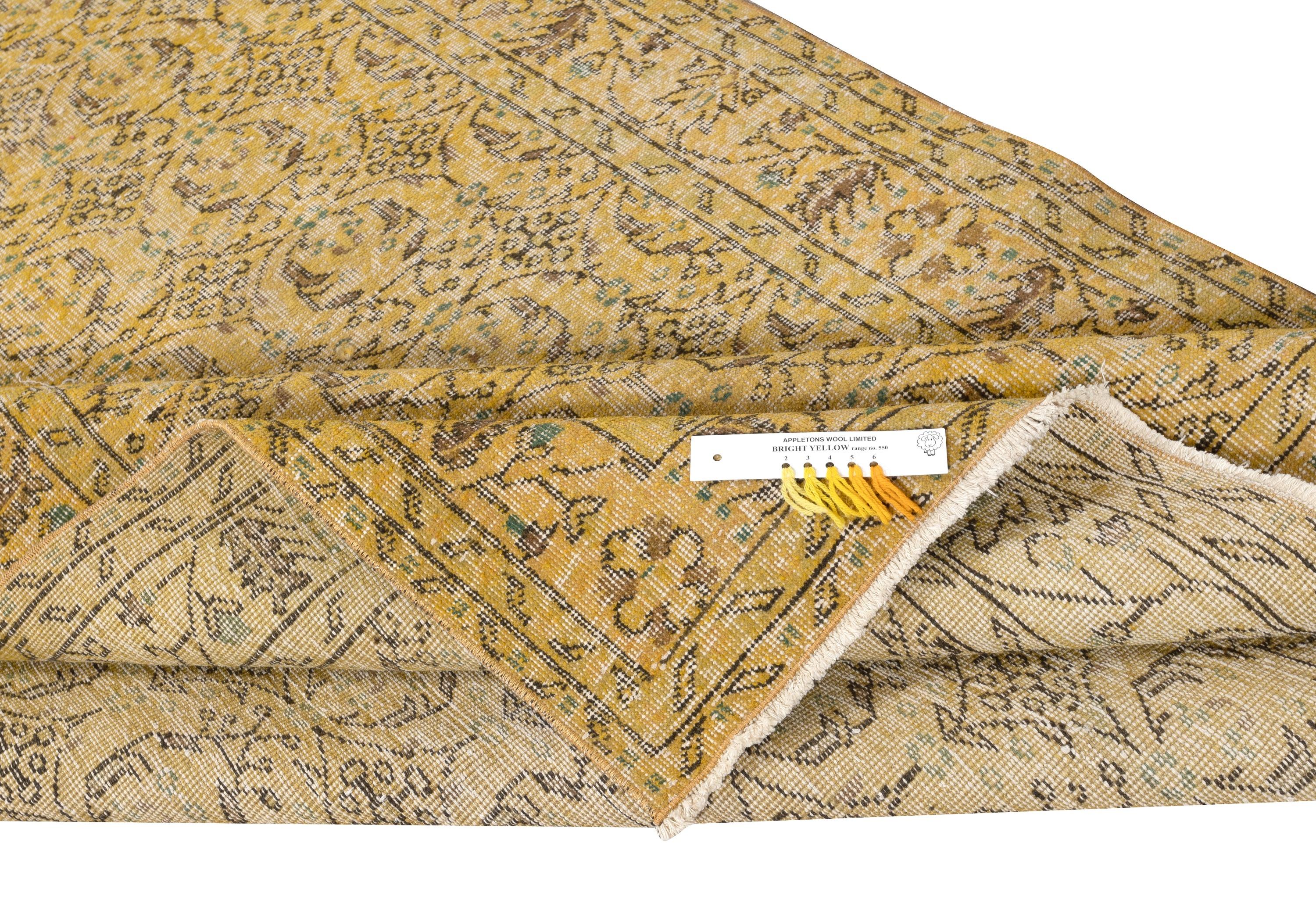 5x9.6 Ft Moderner gelber türkischer Teppich. Vintage Handmade Wool Area Rug (Türkisch) im Angebot