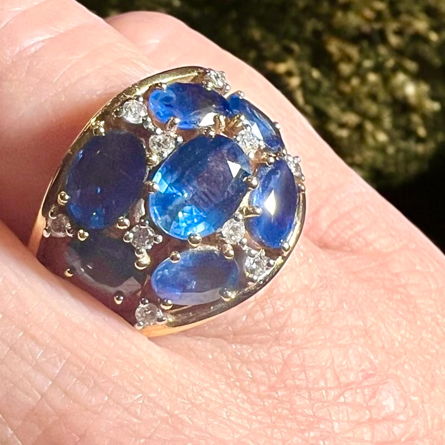 6, 19 Carat of Blue Saphirs and Diamonds, 18 Carat Gold Cocktail Ring For Sale 4