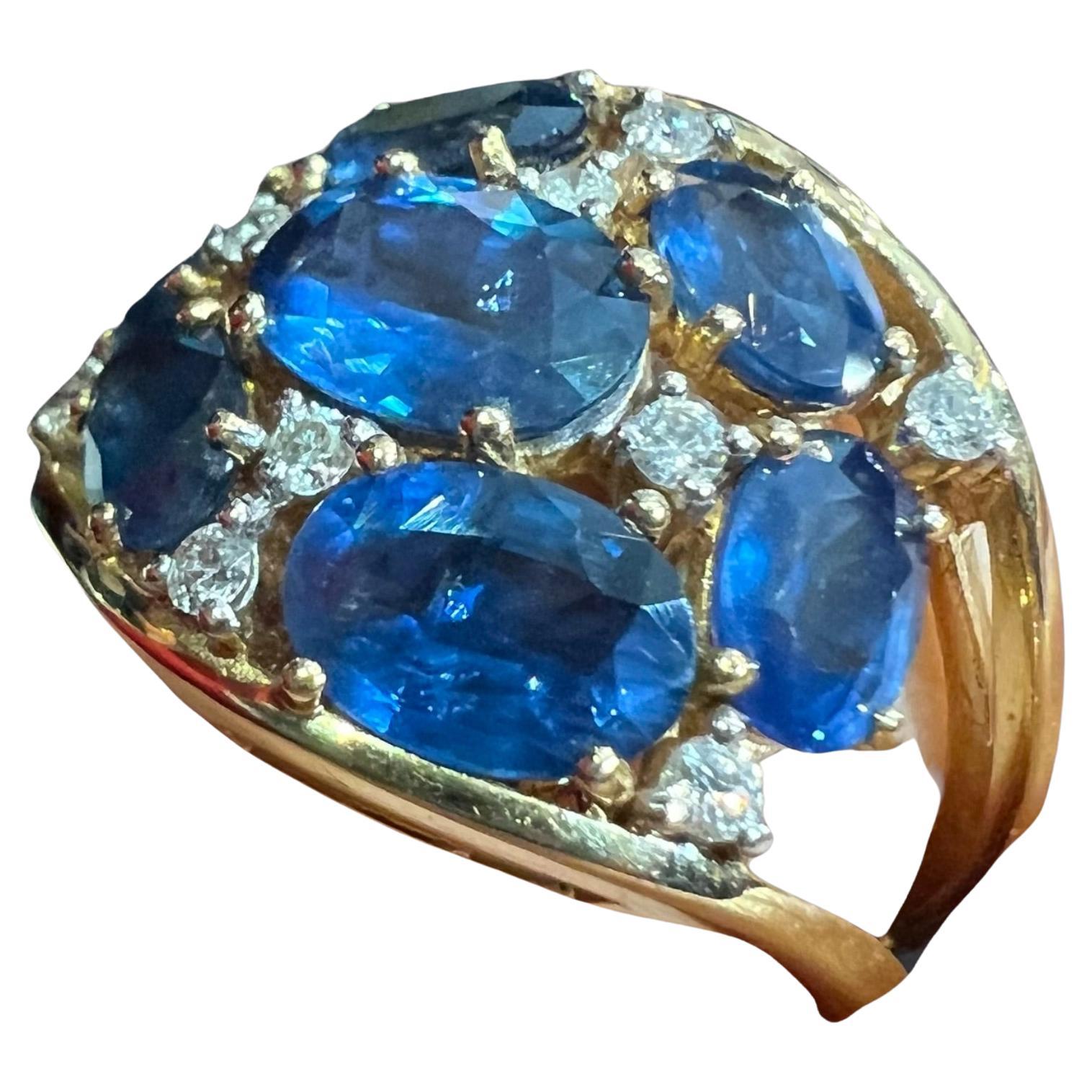 Modern 6, 19 Carat of Blue Saphirs and Diamonds, 18 Carat Gold Cocktail Ring For Sale