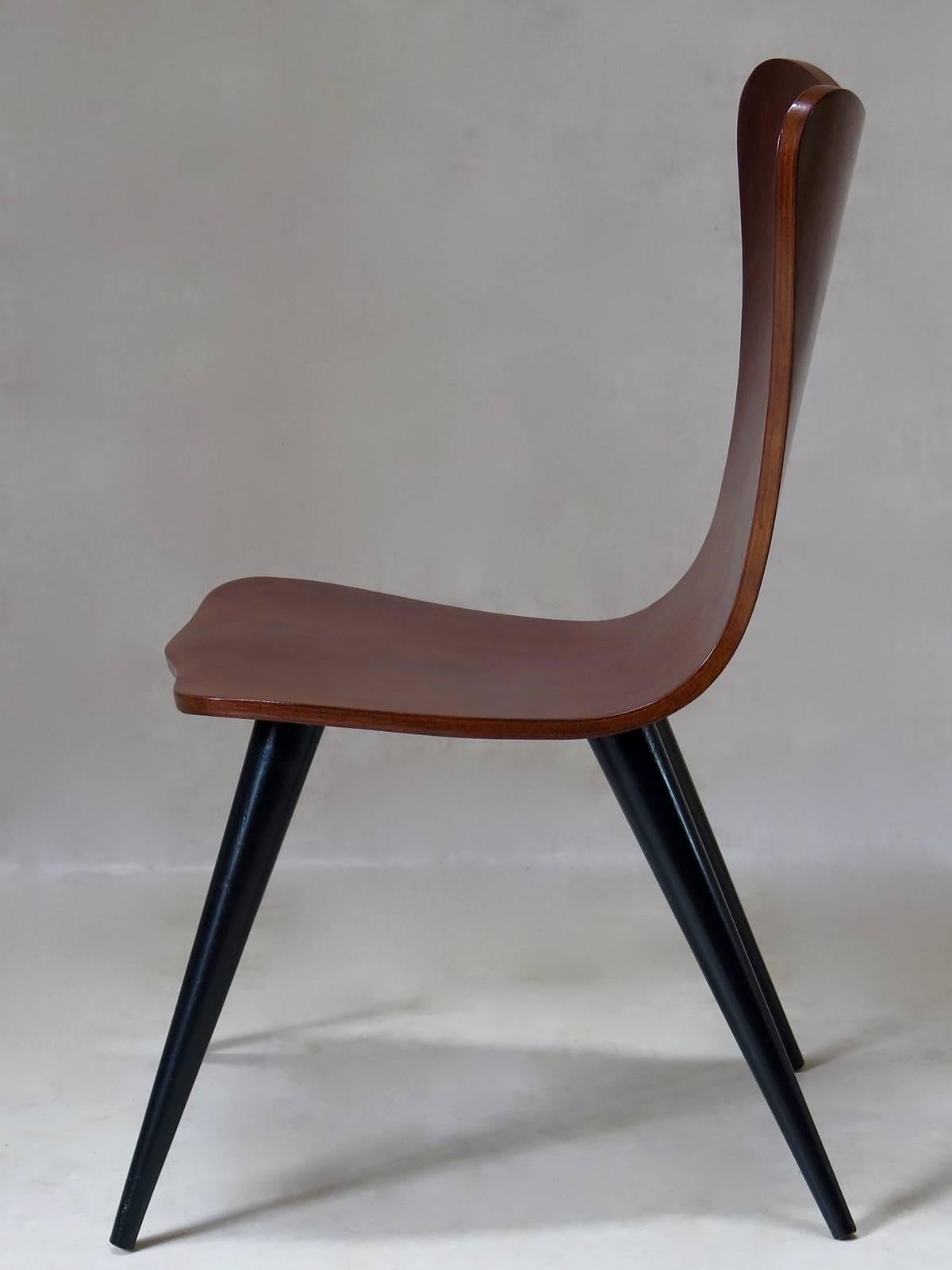 Sechs geformte Sperrholzstühle, 1950er-Jahre (Moderne der Mitte des Jahrhunderts) im Angebot
