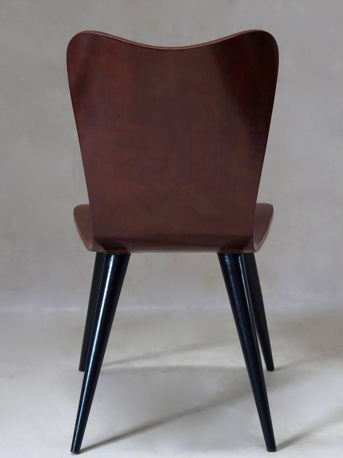 Peint Six chaises en contreplaqué moulé, années 1950 en vente