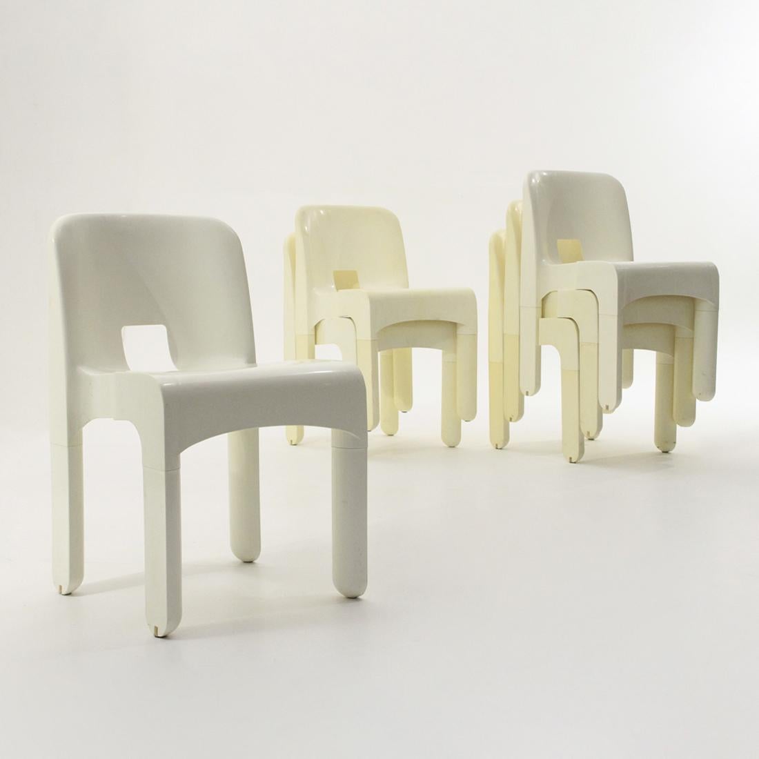 Six chairs produced in the 1960s by Kartell to a design by Joe Colombo.
Unibody structure in ABS.
ABS legs with rubber feet.
Structure in good condition, halos and marks due to normal use over time.

Dimensions: Length 42 cm, depth 50 cm,