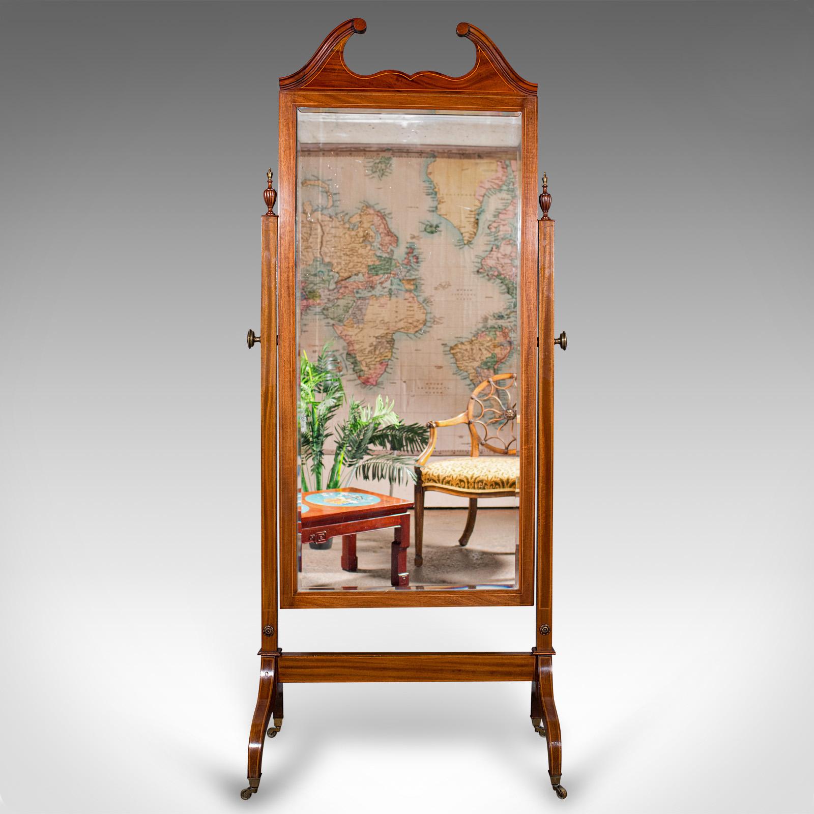 
Si tratta di uno specchio d'epoca per signori. Specchio da toilette o specchio chevale inglese, in mogano e noce, risalente al periodo vittoriano, circa 1900.

Di proporzioni superiori a un metro e mezzo di altezza e con un'ottima lavorazione