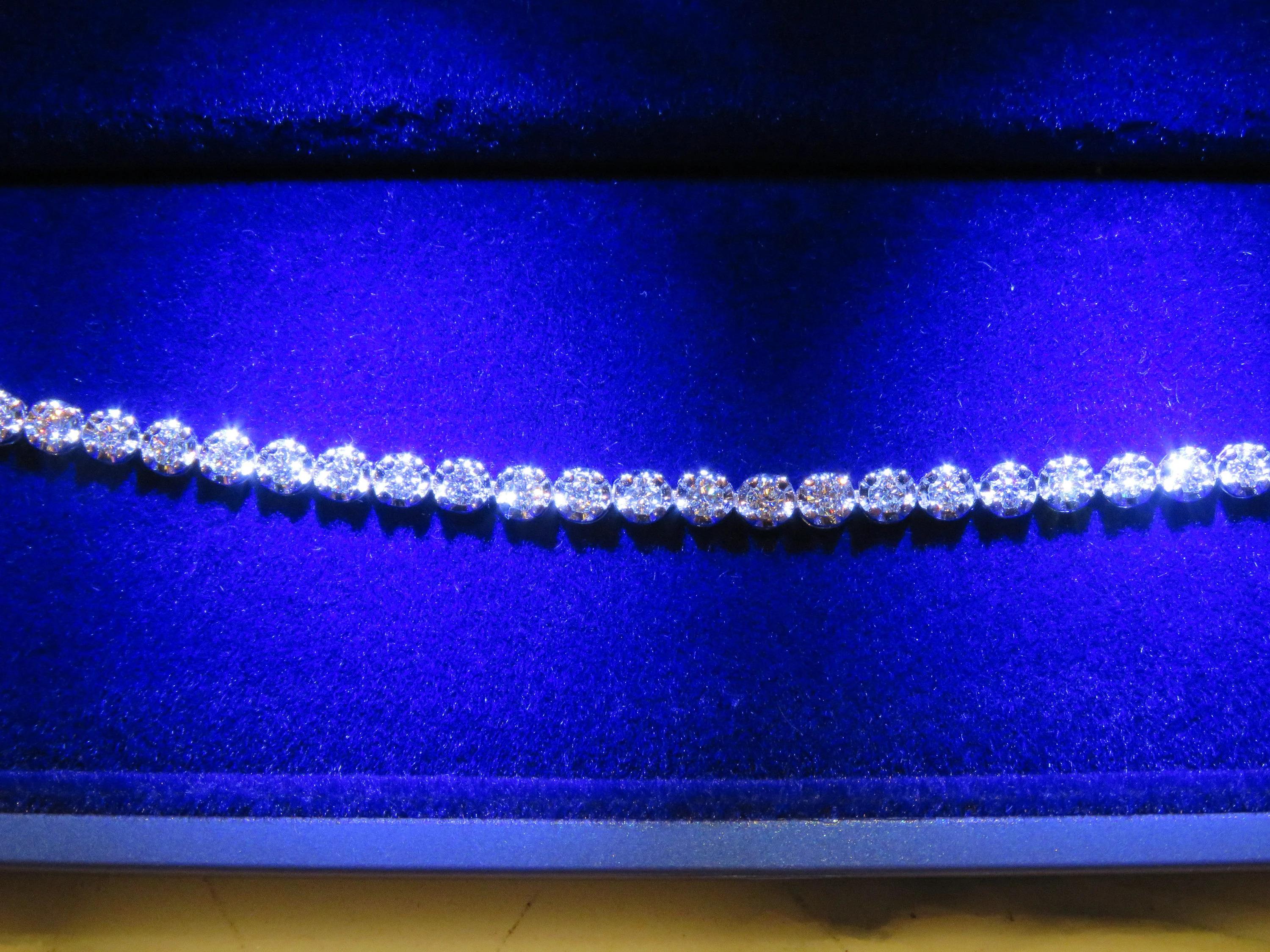 6, 500 18KT Gold Round Fancy Glittering Diamond Tennis Bracelet In New Condition For Sale In New York, NY