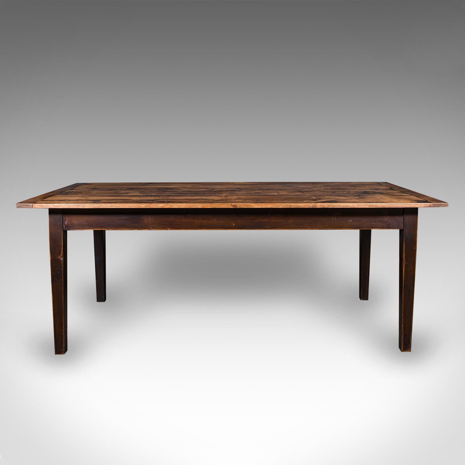 
Se trata de una gran mesa de comedor antigua de granja de 6 plazas. Mesa de cocina inglesa de pino para casa de campo, de la época victoriana, hacia 1900 y posteriores.

Magníficas proporciones con generosos asientos para seis
Muestra una deseable