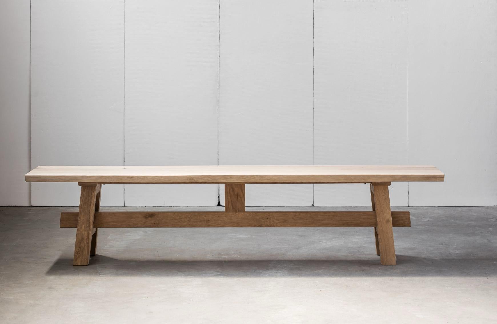 Este Banco Clásico Belga de roble macizo hará que cualquier interior cobre vida combinando artesanía de calidad, belleza natural y diseño atemporal. Una forma firme y fiable hecha totalmente de roble macizo, una de las maderas más resistentes,