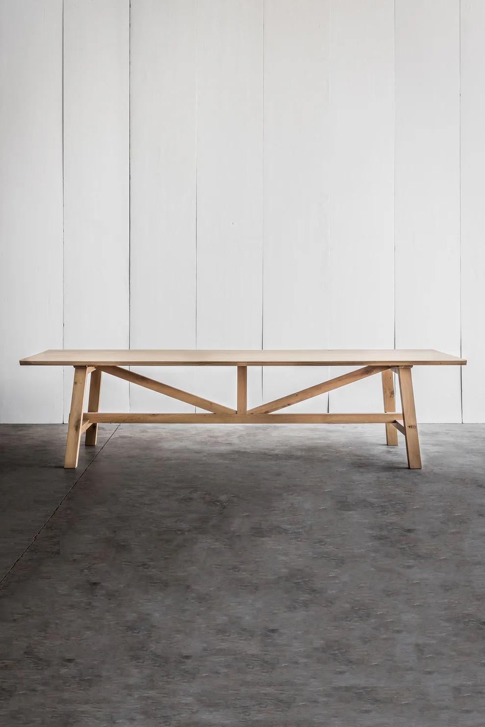 Dieser klassische belgische Tisch aus massiver Eiche erweckt jede Einrichtung zum Leben, indem er hochwertige Handwerkskunst, natürliche Schönheit und zeitloses Design miteinander verbindet. Eine feste und verlässliche Form, die vollständig aus