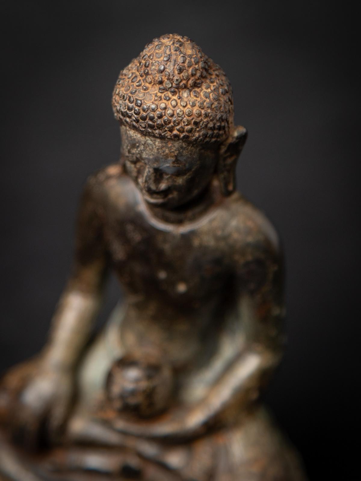 6-8e siècle Statue de Bouddha de médecine népalais en bronze ancien du Népal en vente 4