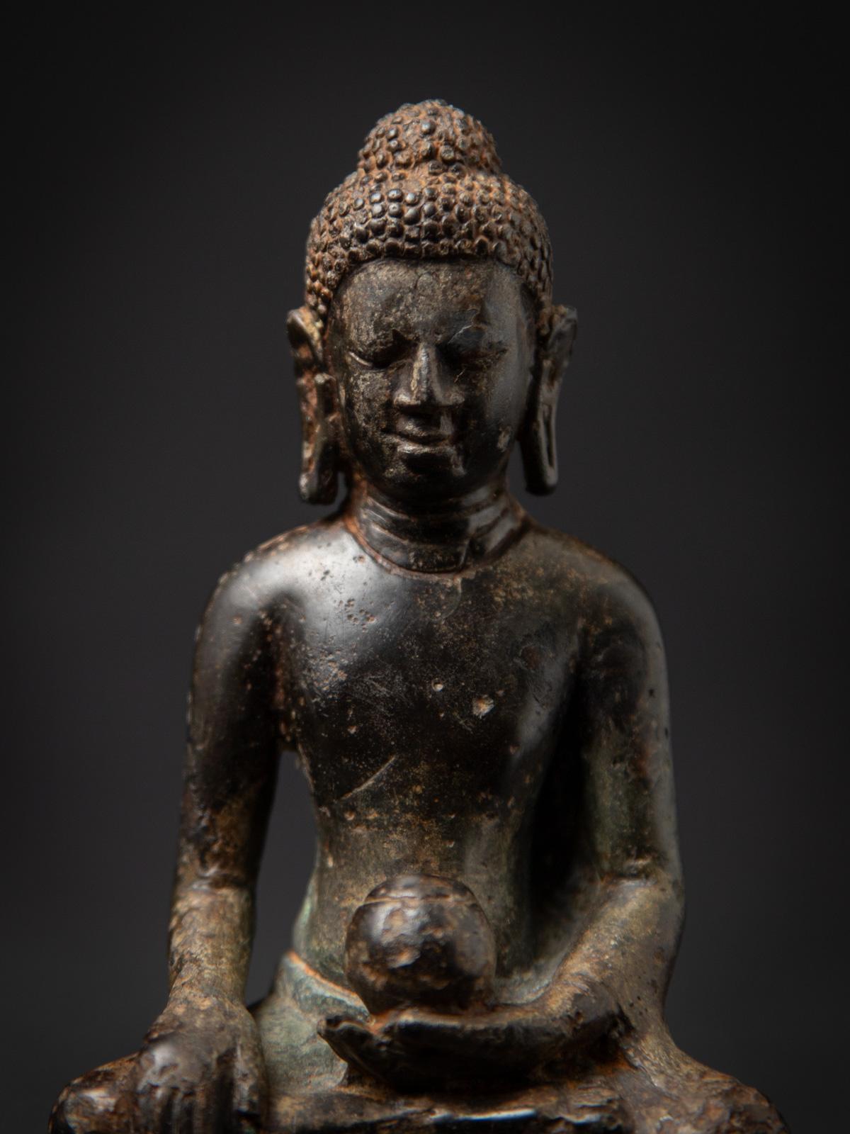 6-8e siècle Statue de Bouddha de médecine népalais en bronze ancien du Népal en vente 7