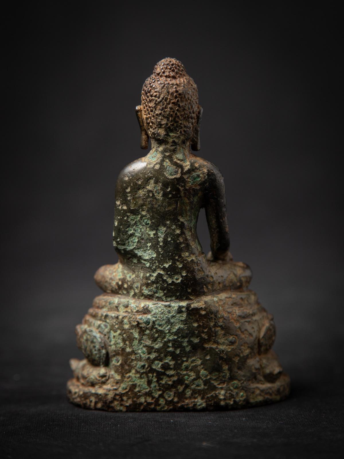 6-8e siècle Statue de Bouddha de médecine népalais en bronze ancien du Népal en vente 9