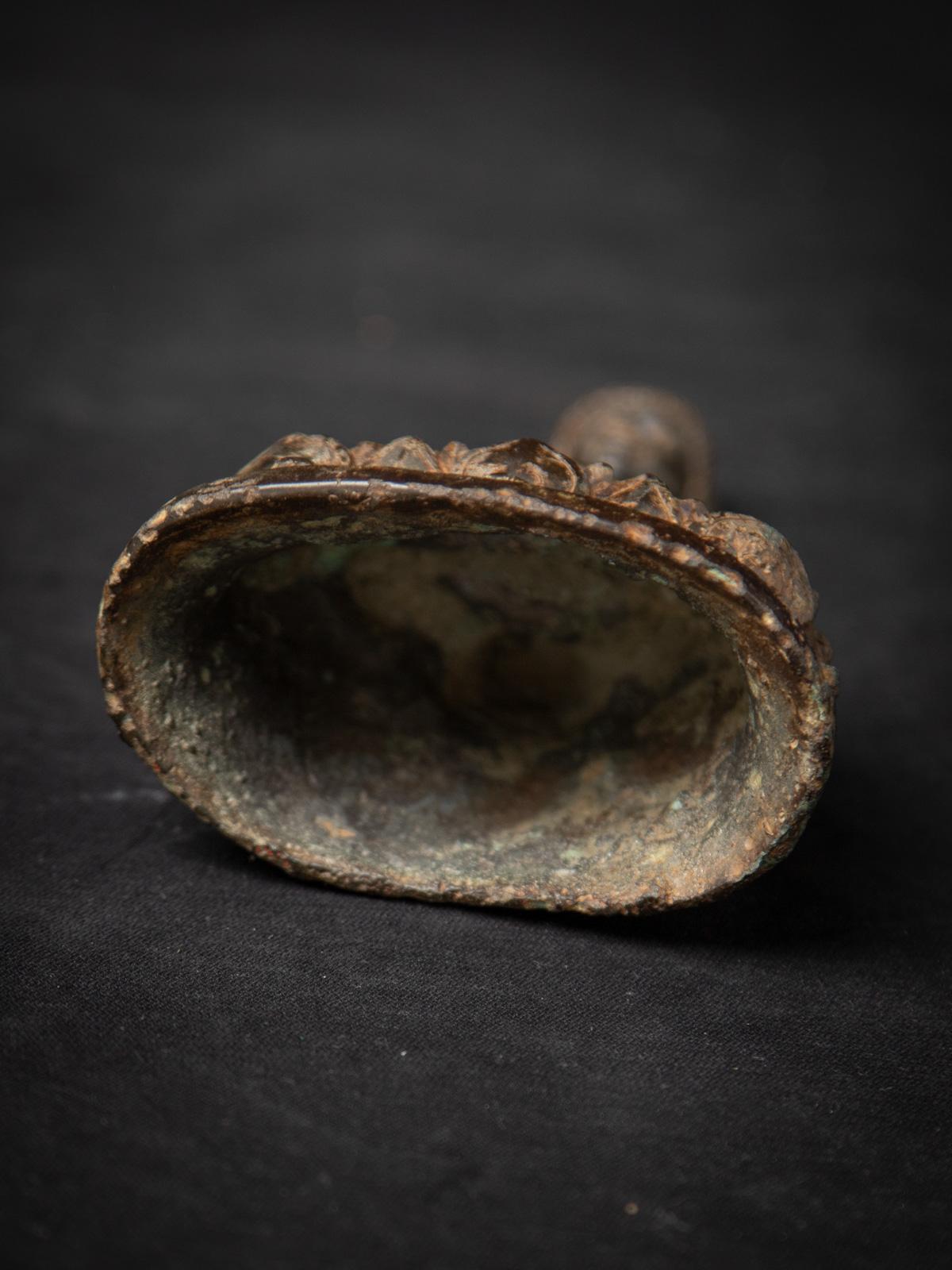 Cette importante statue antique de Bouddha Pyu en bronze, d'une hauteur de 13,5 cm, illustre l'artisanat exquis de la période Pyu, du VIe au VIIIe siècle en Birmanie (Myanmar). Caractérisée par son expression sereine et ses traits détaillés, cette