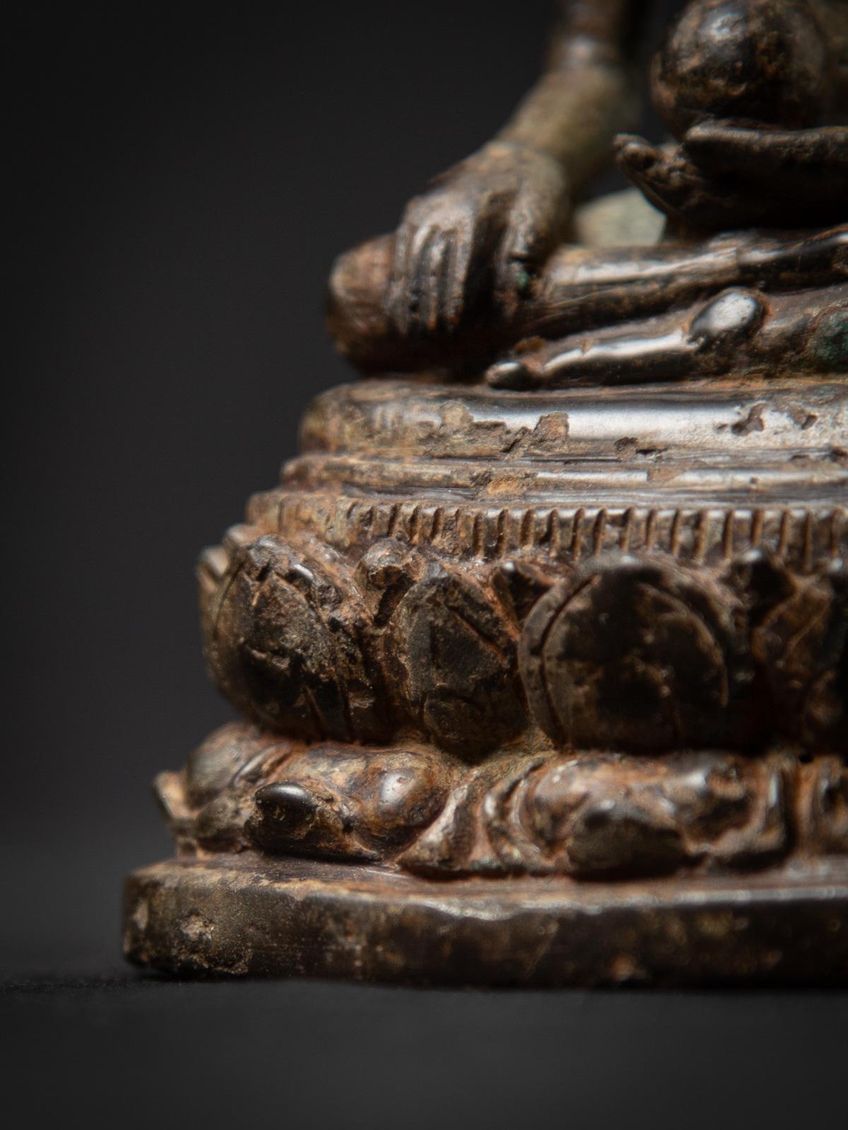 6-8e siècle Statue de Bouddha de médecine népalais en bronze ancien du Népal Bon état - En vente à DEVENTER, NL