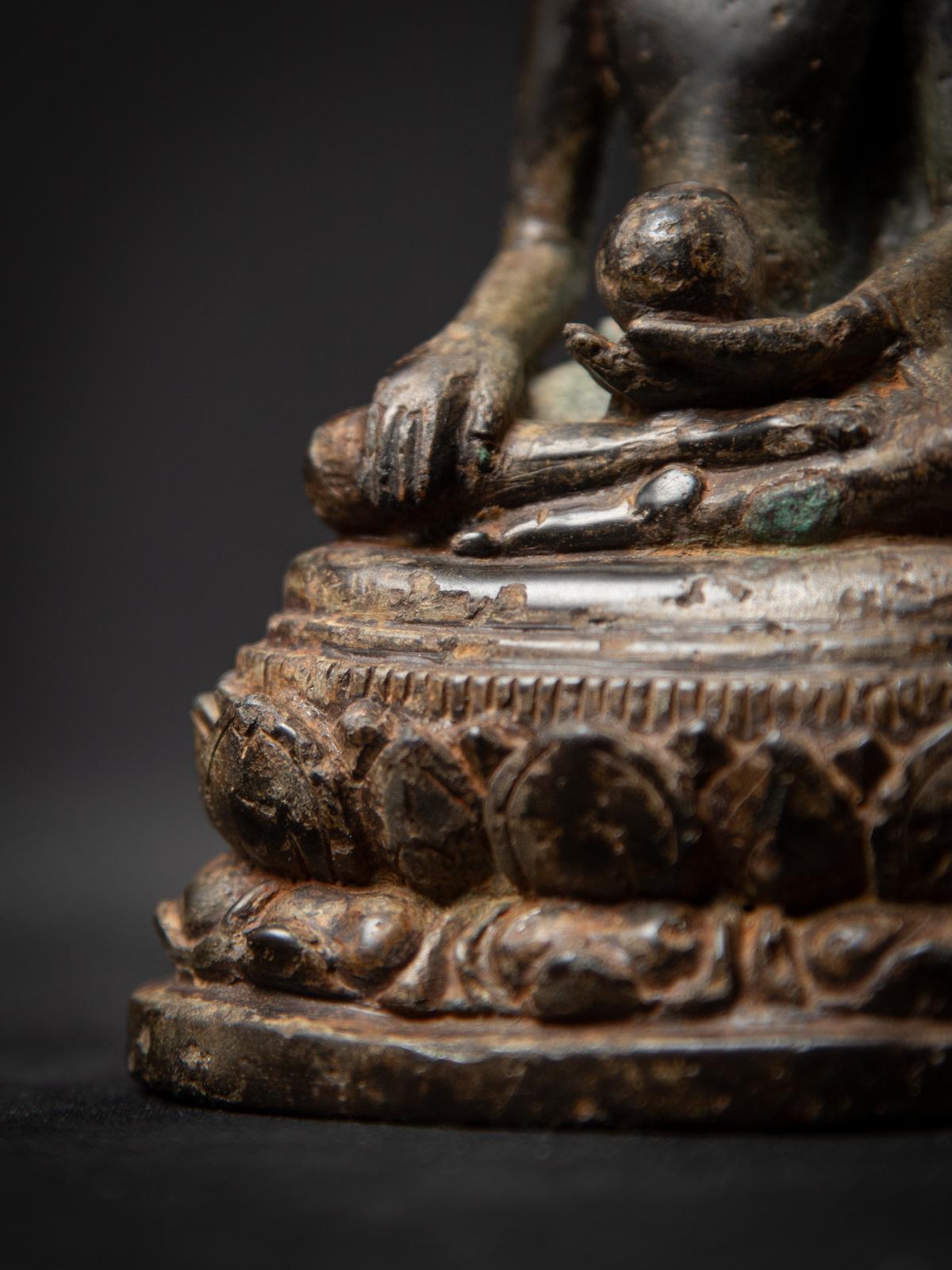 XVIIIe siècle et antérieur 6-8e siècle Statue de Bouddha de médecine népalais en bronze ancien du Népal en vente