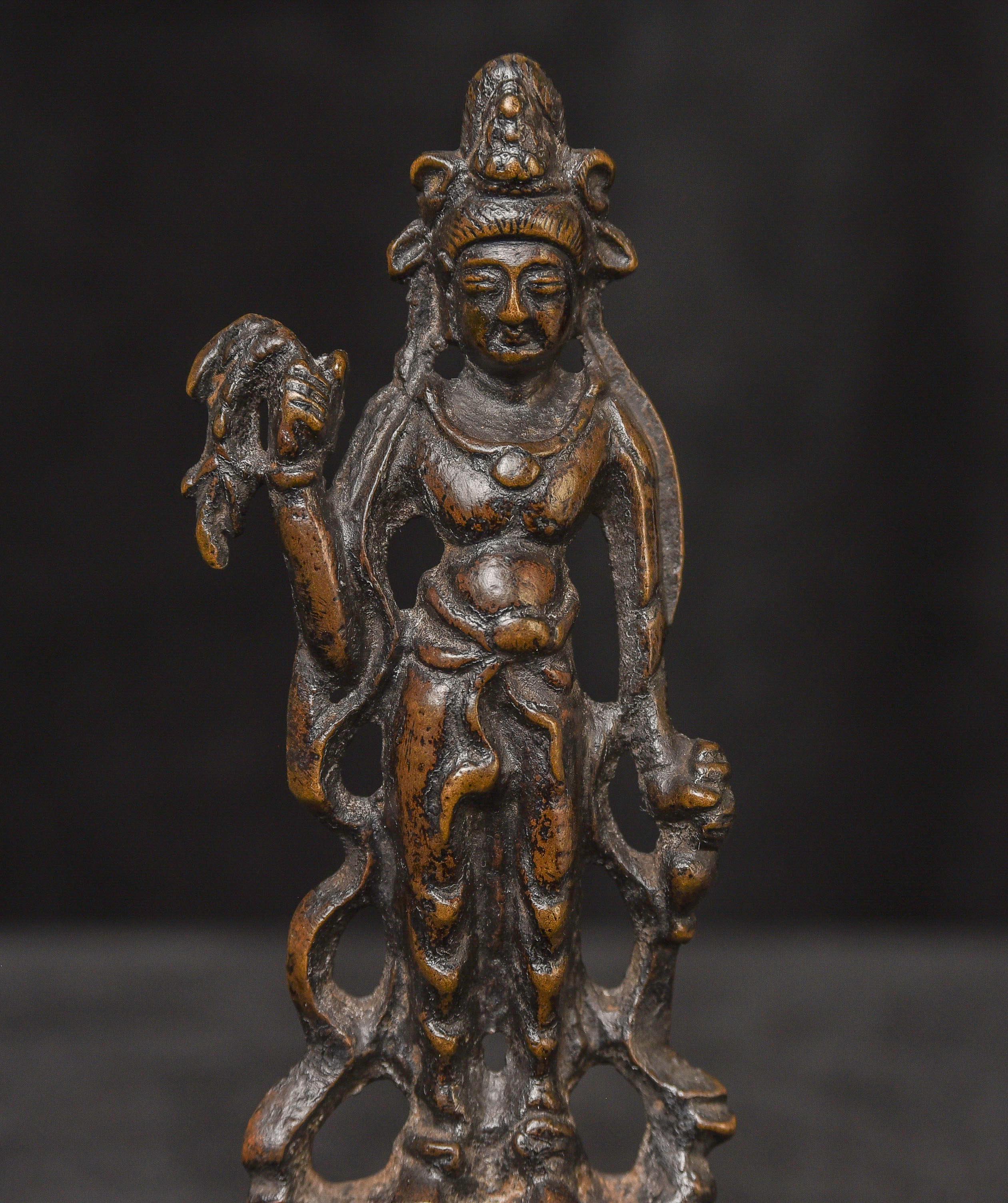 6-9ème siècle Bodhisattva de la Compassion en bronze de la dynastie Tang - 9685 en vente 7