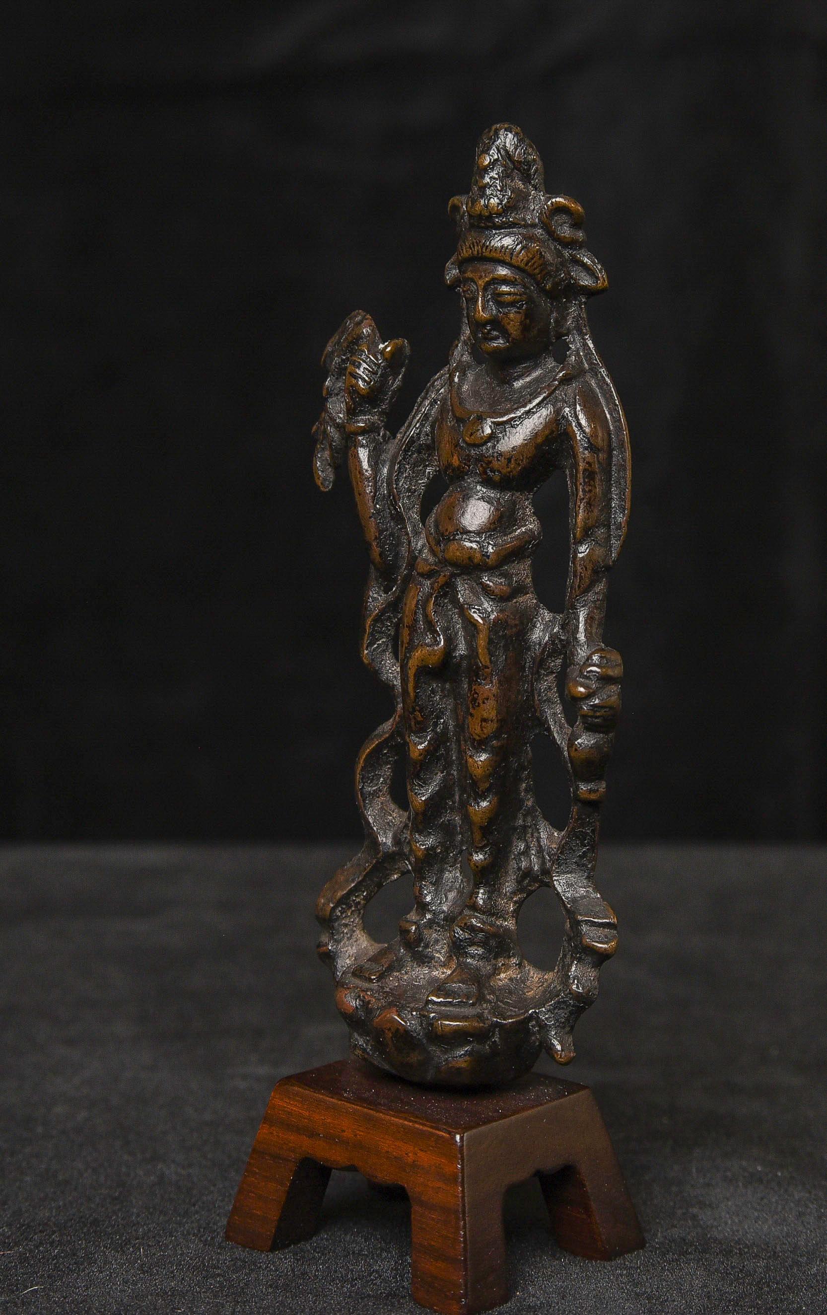  Chinesisches Bronze-Bodhisattva des Mitgefühls aus der Tang-Dynastie,6-9. Jahrhundert, 9685 im Angebot 1