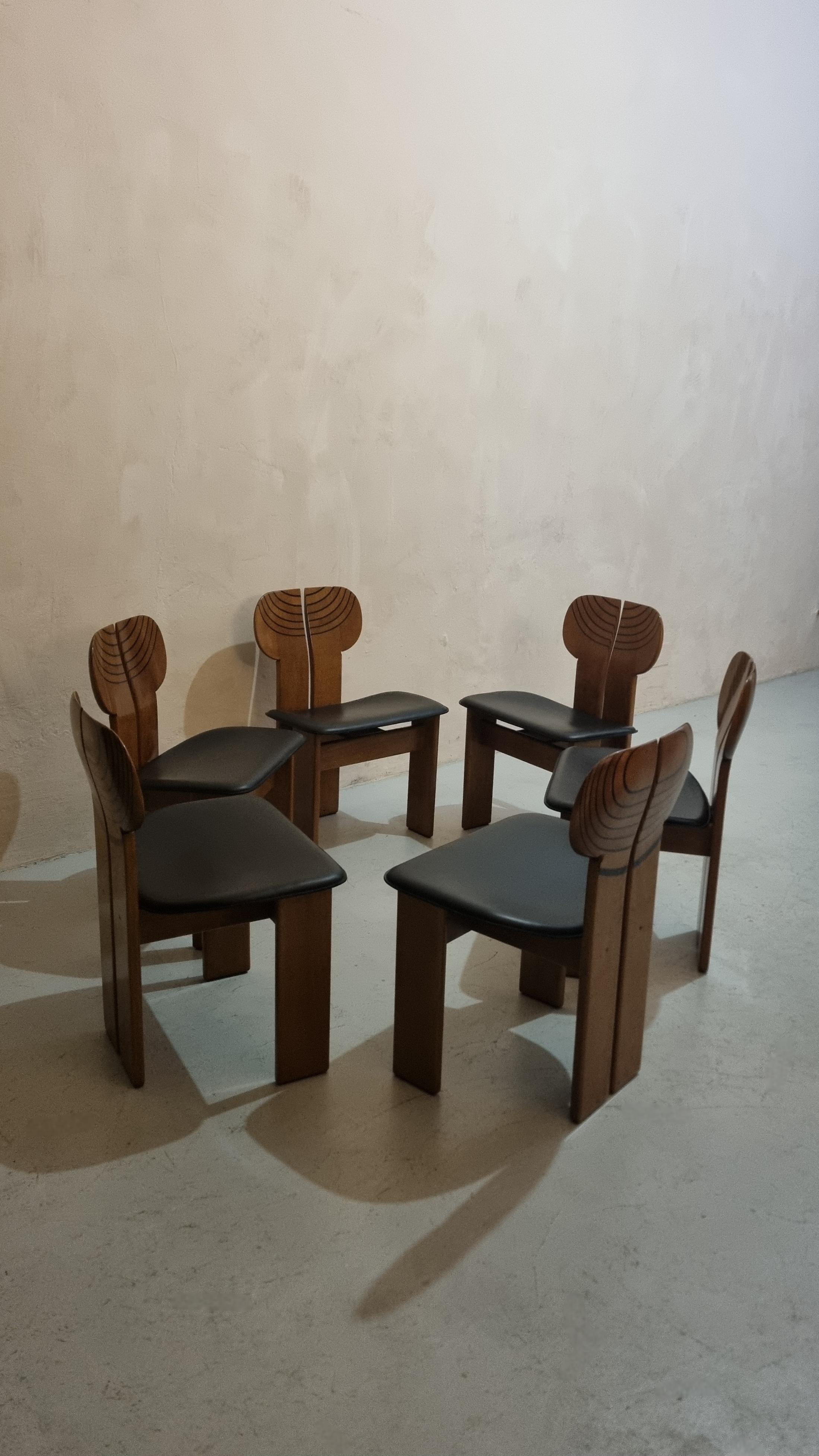 Set of 6 chairs mod. Africa designed by Afra and Tobia Scarpa for Maxalto in 1974.
Walnut wood frame, brass, wood of different woods,
bent plywood seat, leather, excellent condition.

The whole set has been carefully restored to the highest quality
