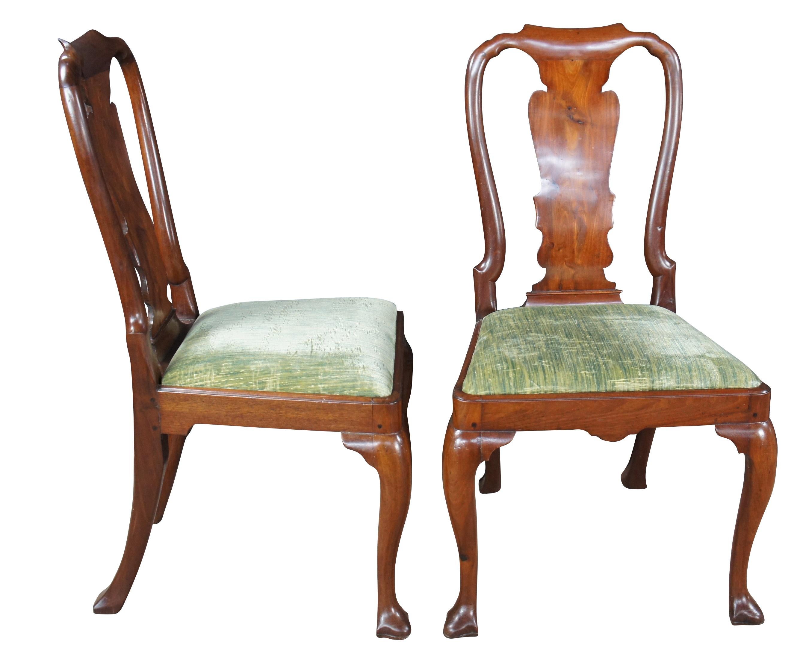 Raro juego de 6 sillas de comedor americanas Queen Anne de mediados del siglo XVIII. Fabricada en caoba maciza con una barra de cresta curvada sobre el tradicional respaldo Queen Anne, flanqueada por montantes curvilíneos que conducen a asientos